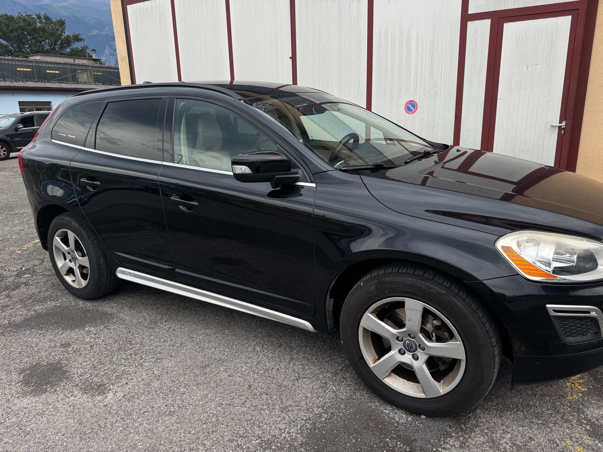VOLVO XC60 D3 AWD R-Design-image-2