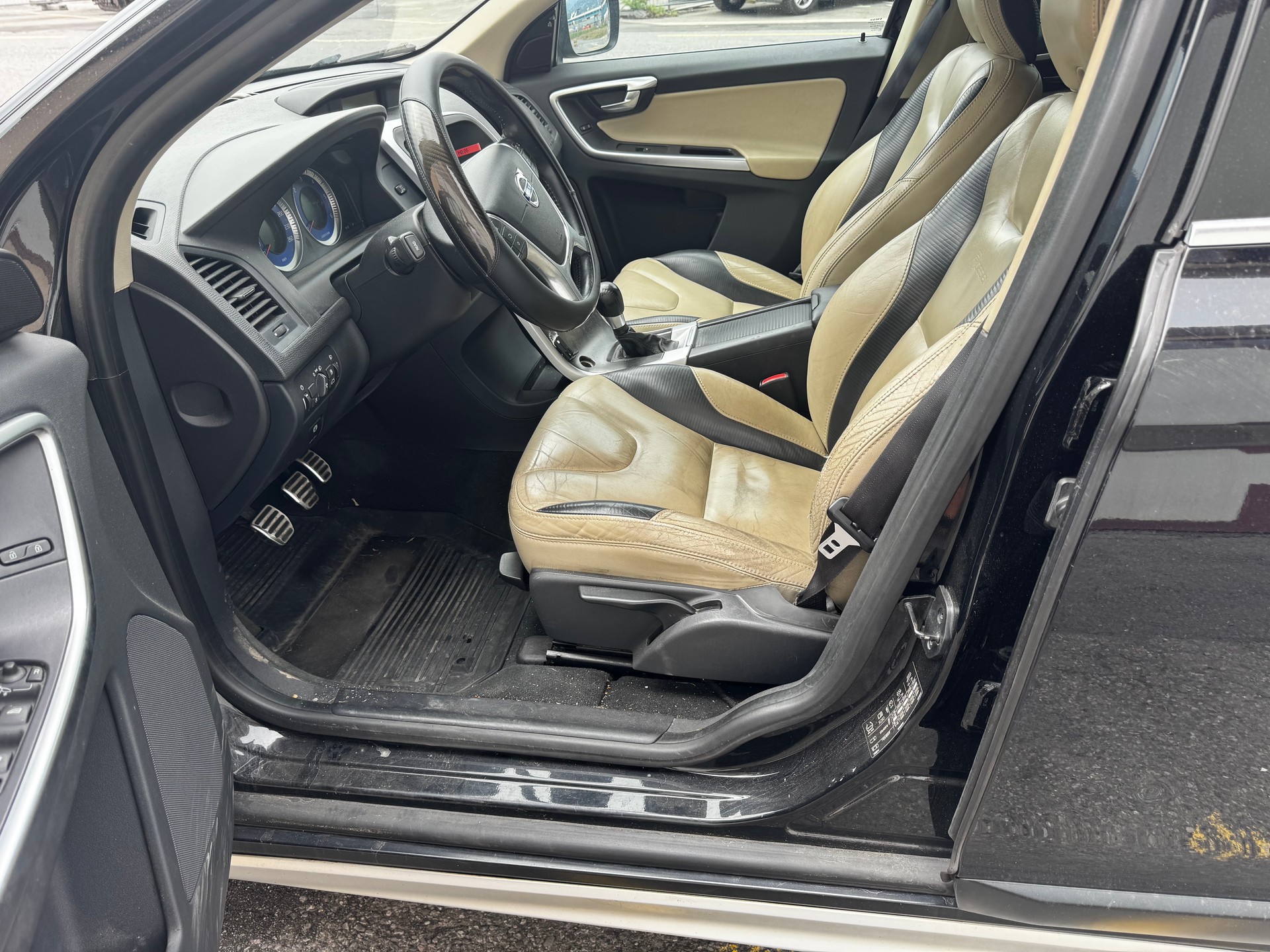 VOLVO XC60 D3 AWD R-Design-image-9