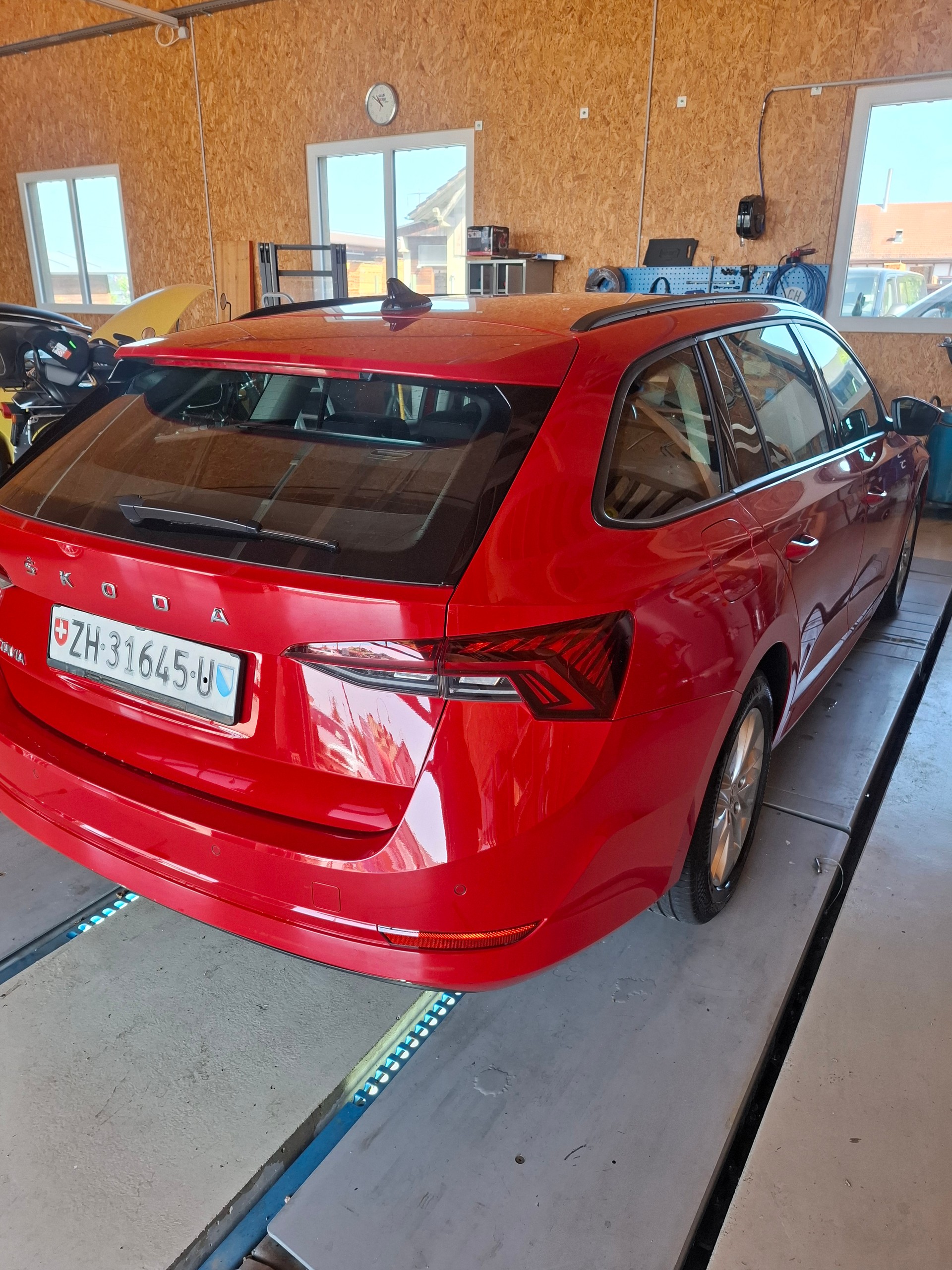 SKODA Octavia Combi 2.0 TDI 150 Ambition DSG-image-1