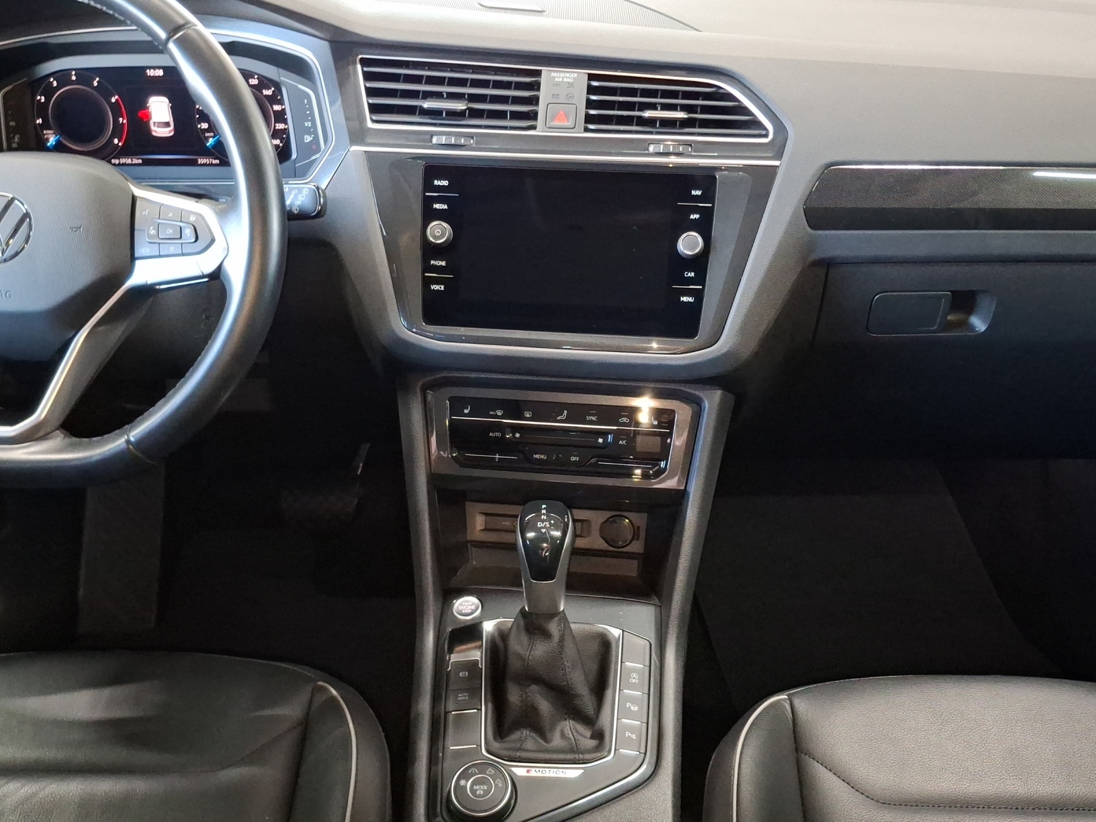 VW Tiguan 2.0TSI Elegance 4Motion DSG-image-10