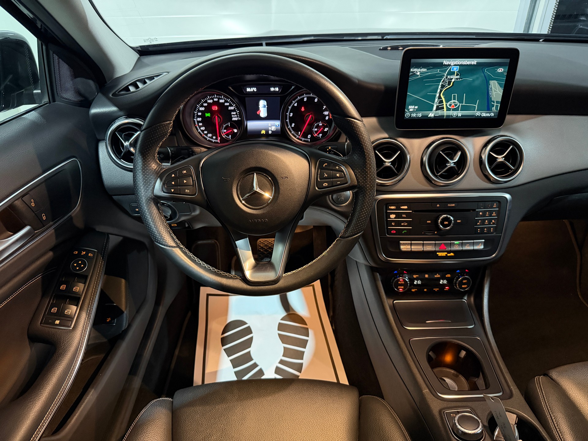 MERCEDES-BENZ GLA 200 Night Star 7G-DCT (CH)-image-7