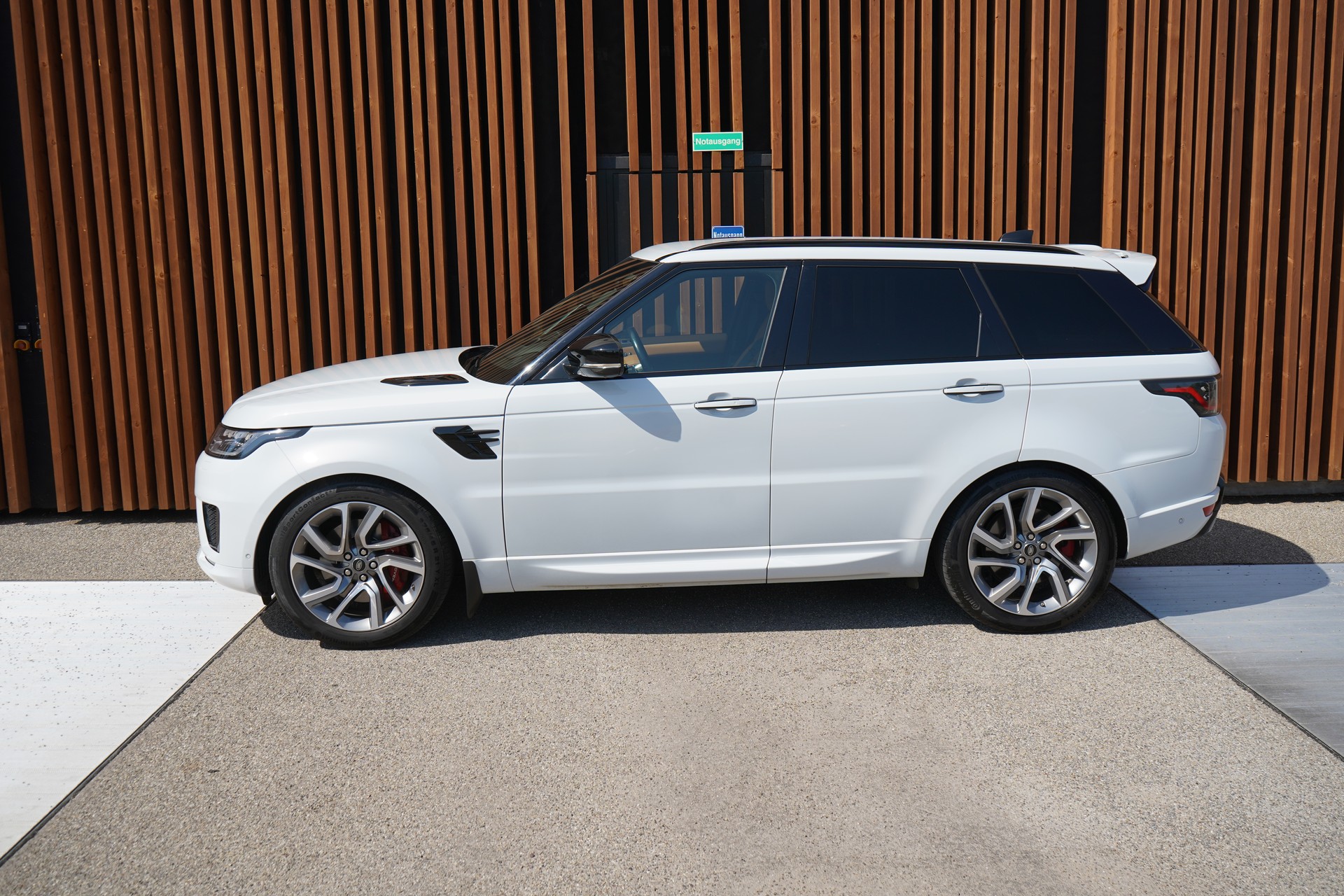 LAND ROVER RANGE ROVER SPORT 4.4 SDV8 AUTOBIOGRAPHY DYNAMIC AUTOMATIC BLACK l 340 PS-showroom-element-3