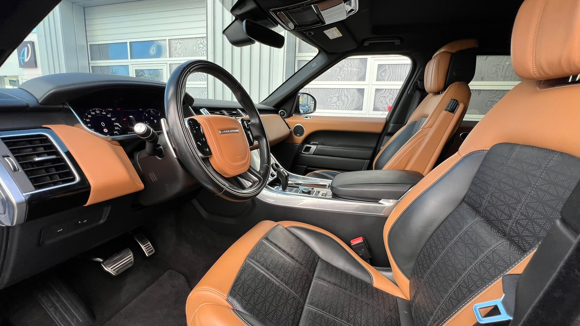 LAND ROVER RANGE ROVER SPORT 4.4 SDV8 AUTOBIOGRAPHY DYNAMIC AUTOMATIC BLACK l 340 PS-image-23