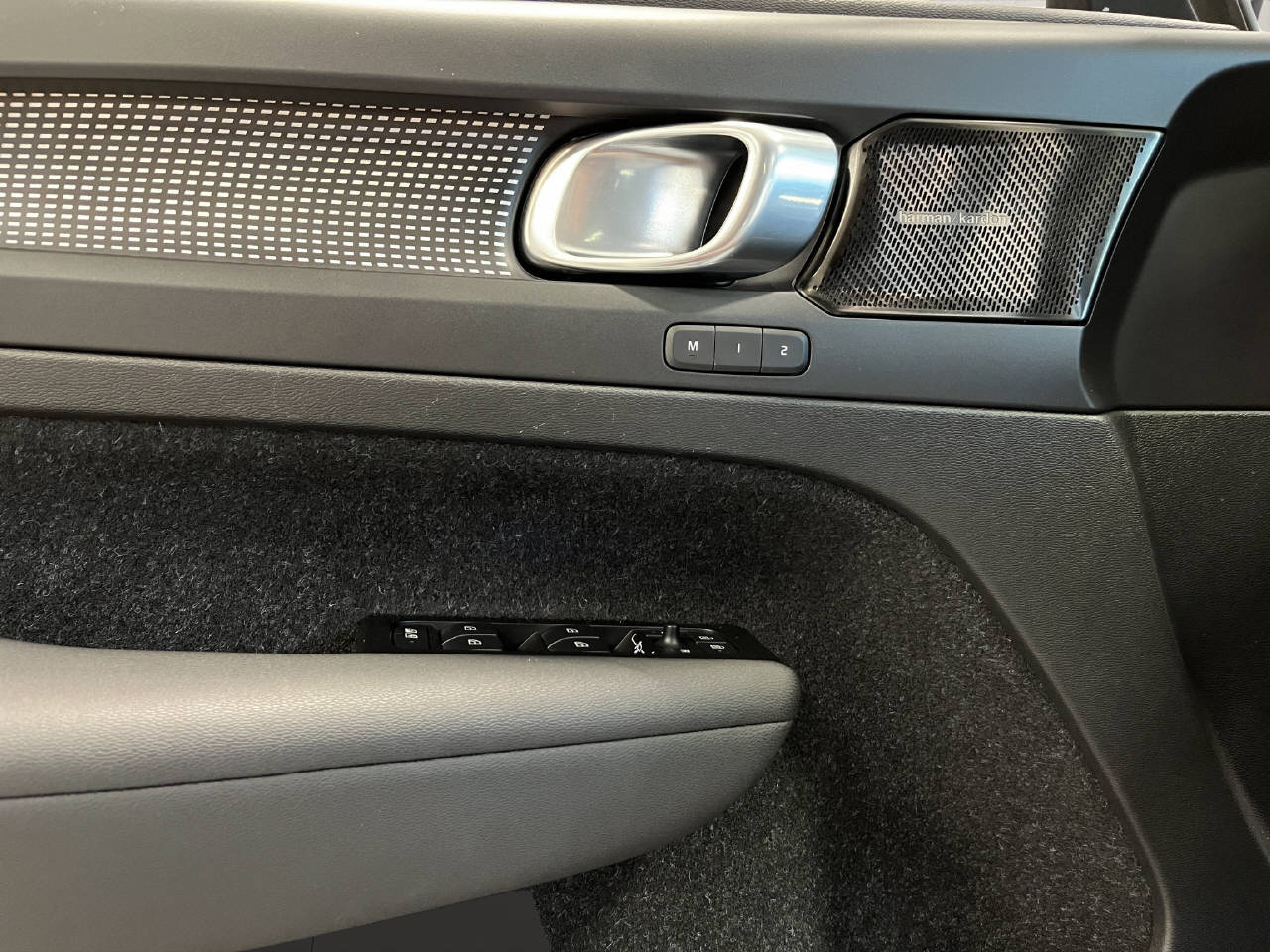 VOLVO XC40 P8 Twin R-Design AWD-image-13
