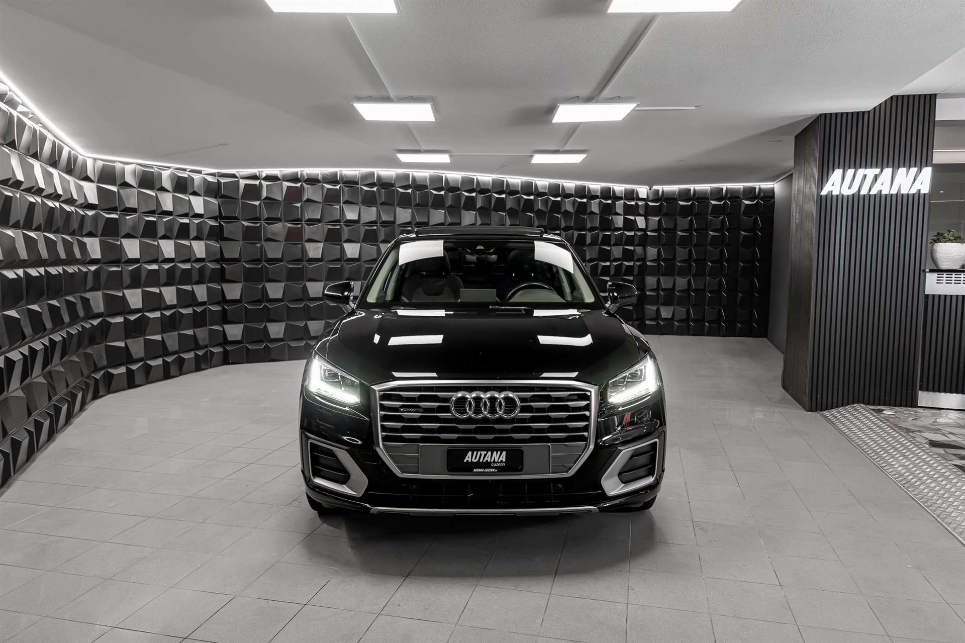 AUDI Q2 2.0 TFSI sport quattro S-tronic-showroom-element-3