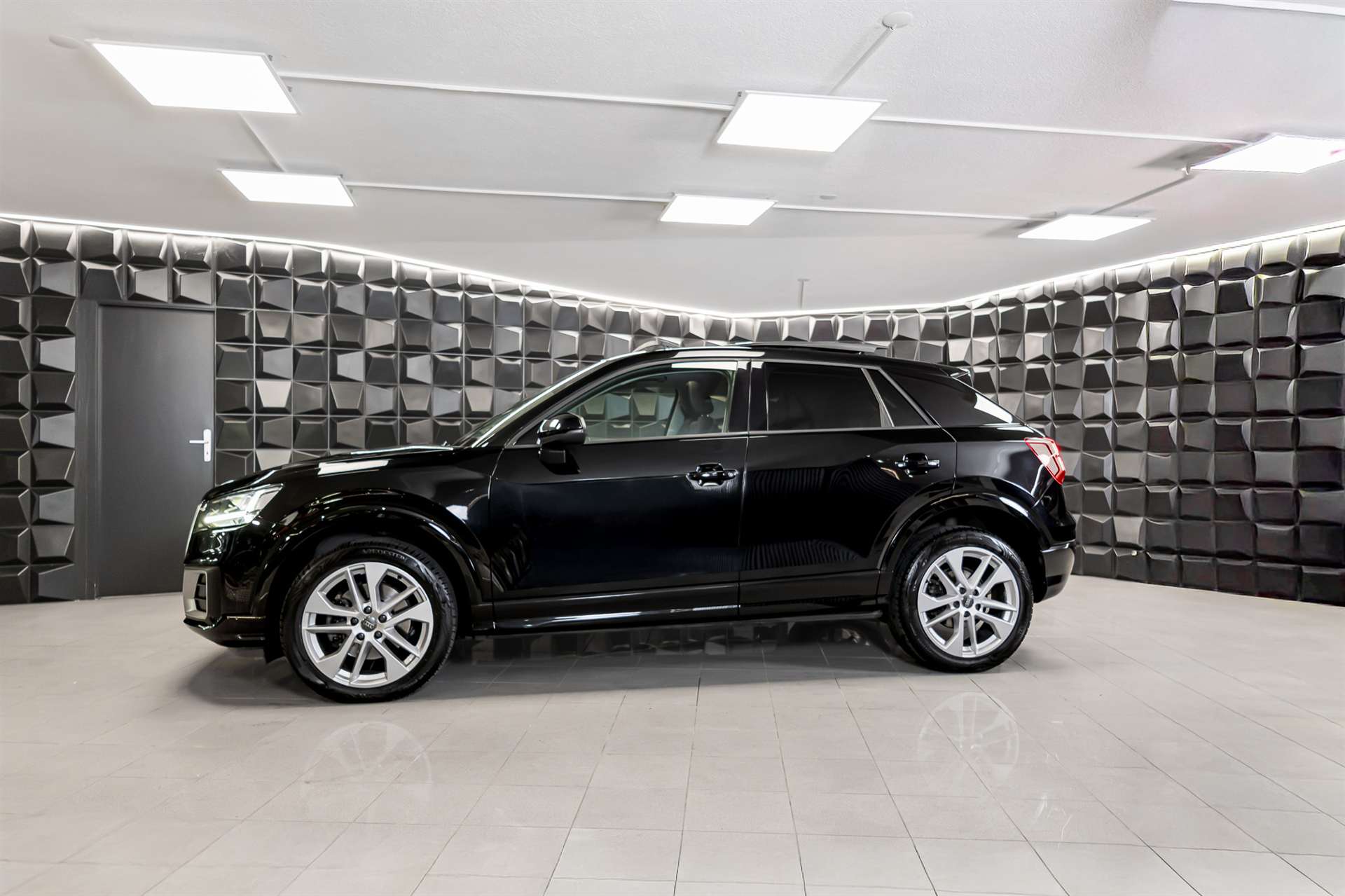 AUDI Q2 2.0 TFSI sport quattro S-tronic-showroom-element-1