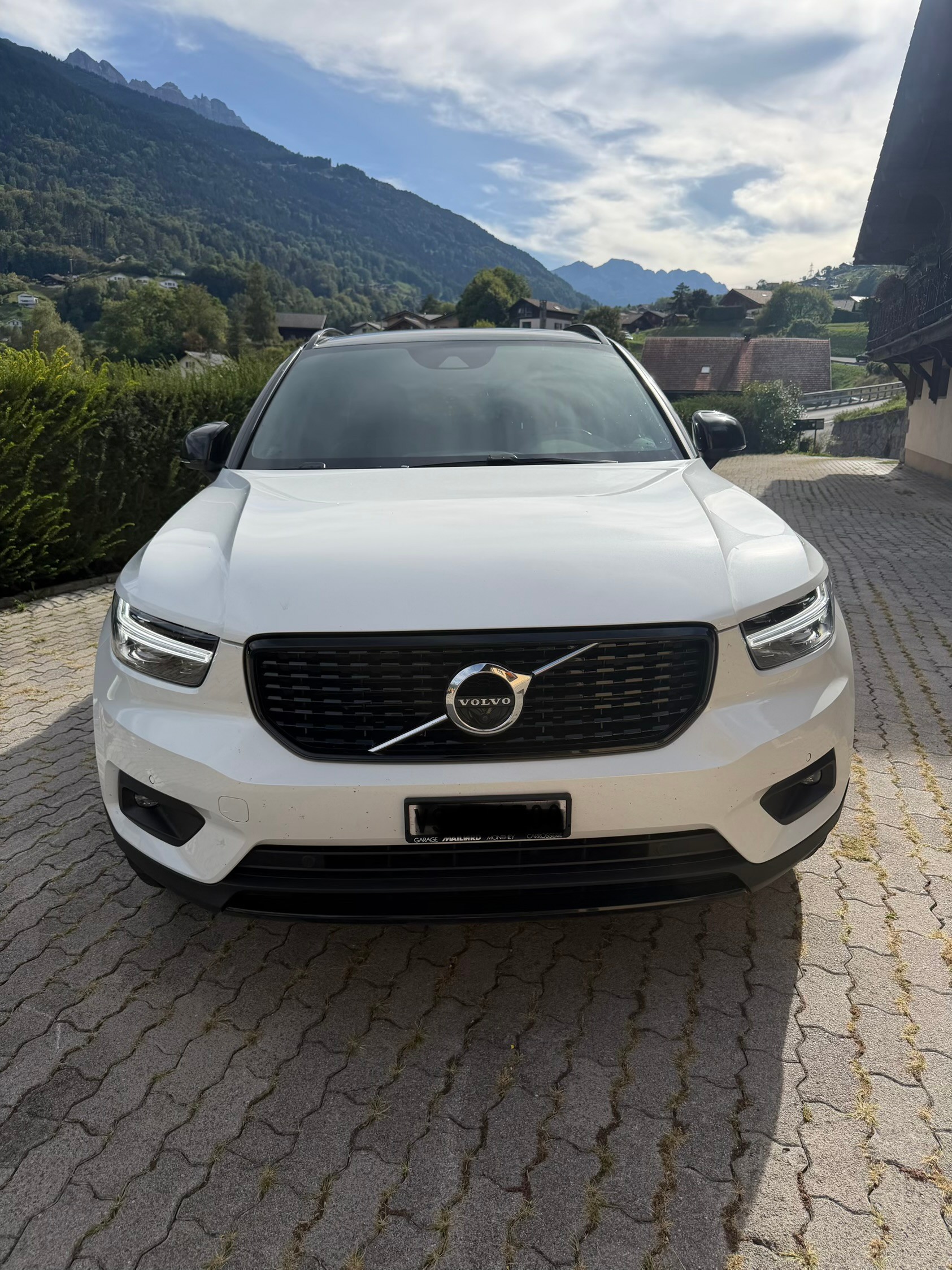 VOLVO 1.5 T5 PiH R-Design-image-1
