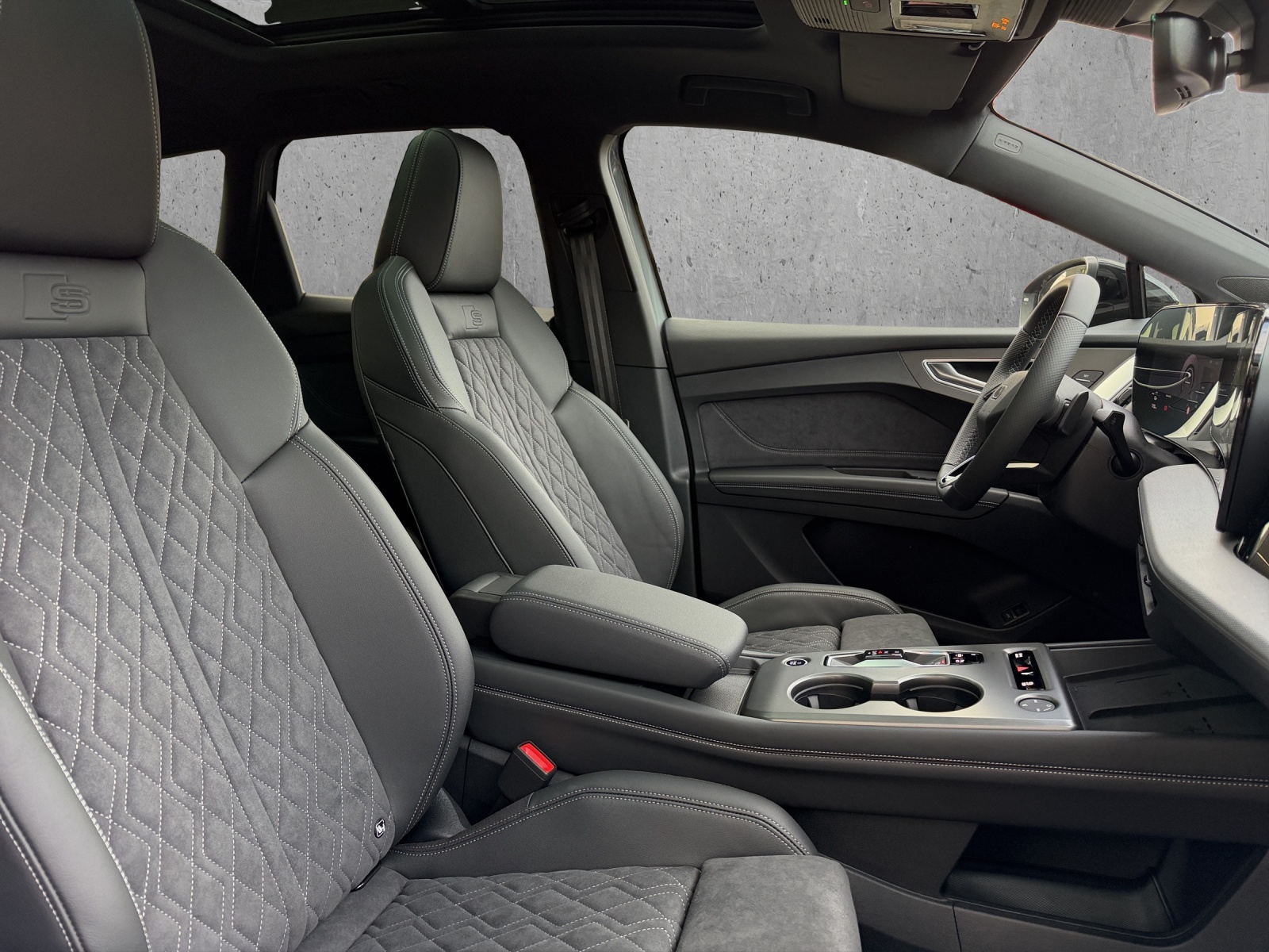 AUDI Q4 e-tron SUV quattro performance Swiss Ski-image-7