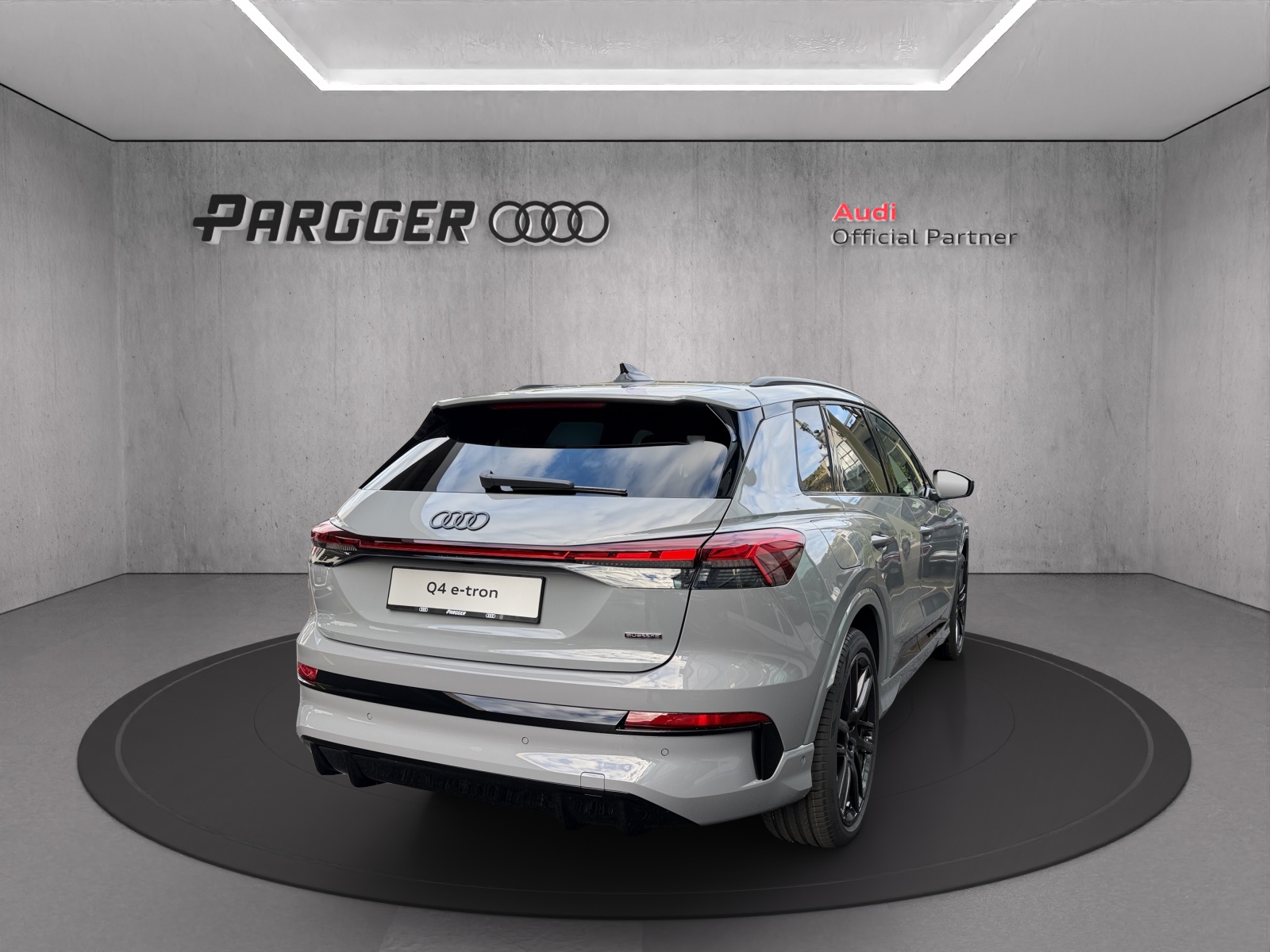 AUDI Q4 e-tron SUV quattro performance Swiss Ski-image-5