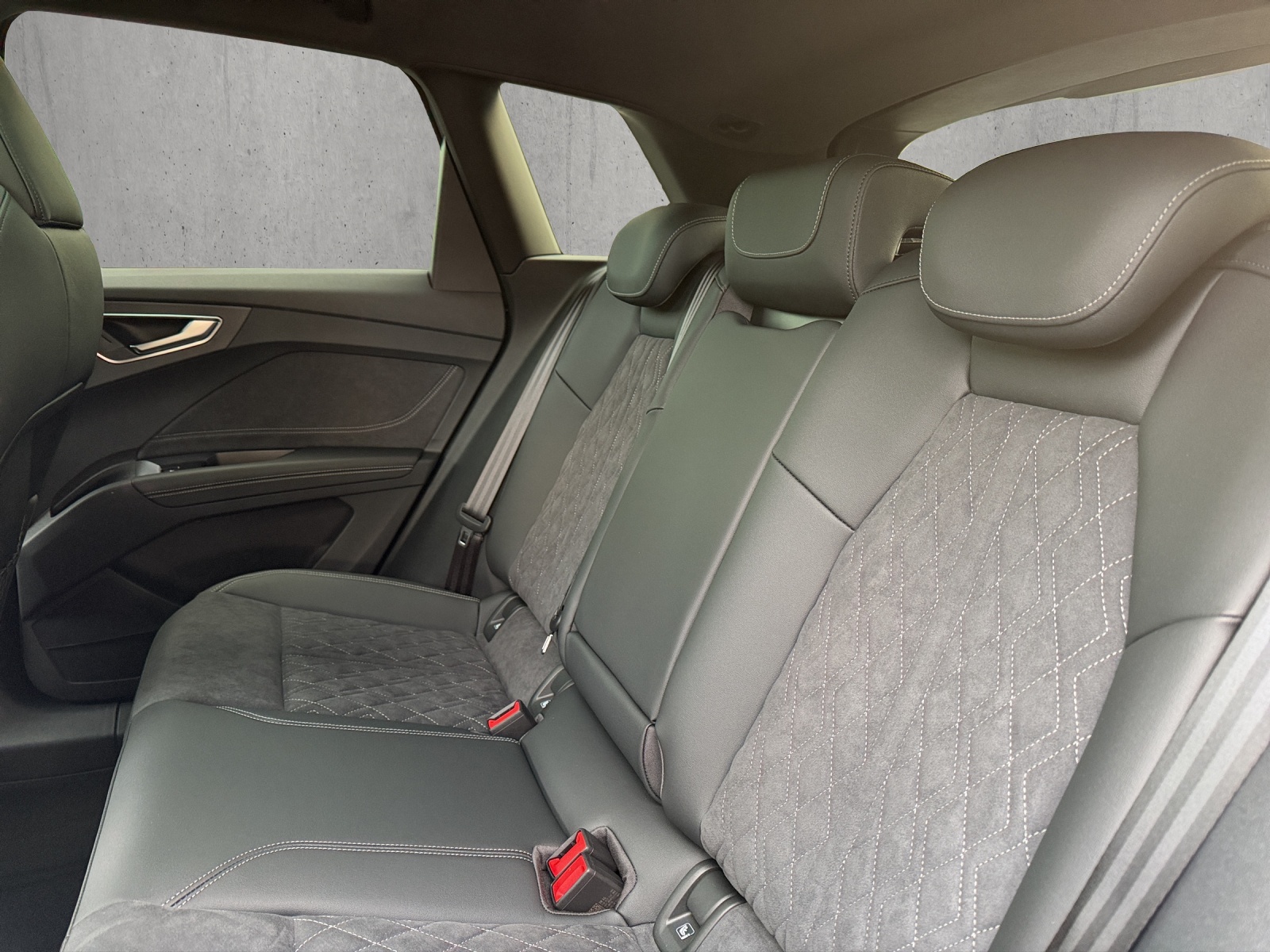 AUDI Q4 e-tron SUV quattro performance Swiss Ski-image-13