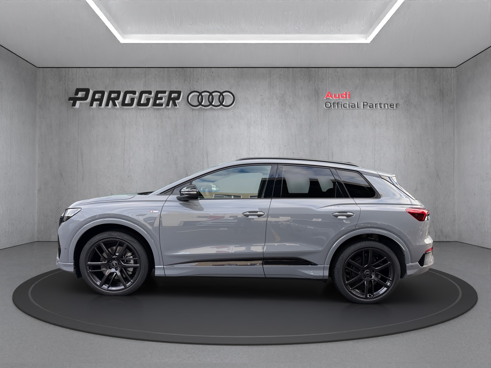 AUDI Q4 e-tron SUV quattro performance Swiss Ski-showroom-element-2