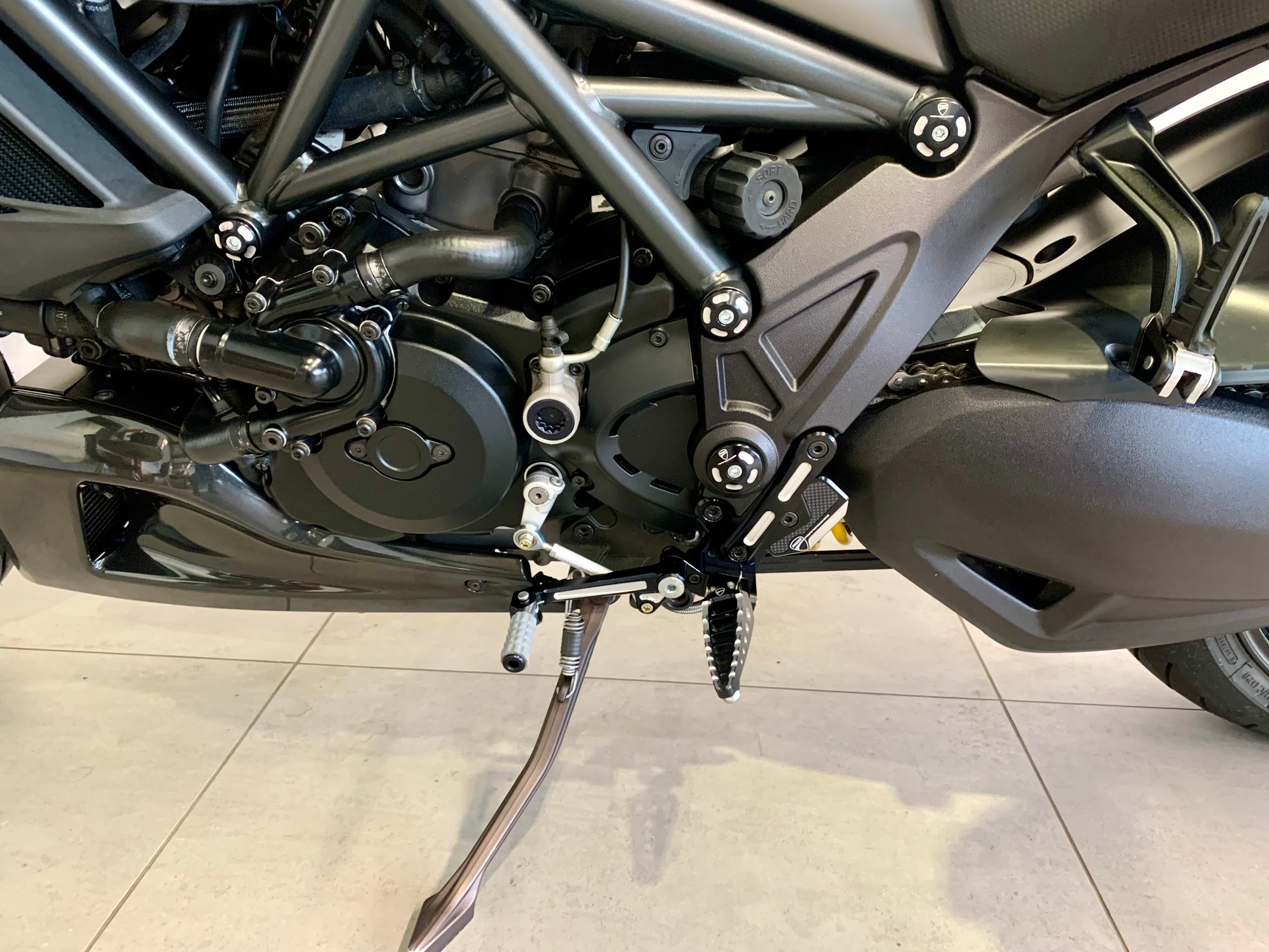 DUCATI Diavel 1200 Strada-image-10