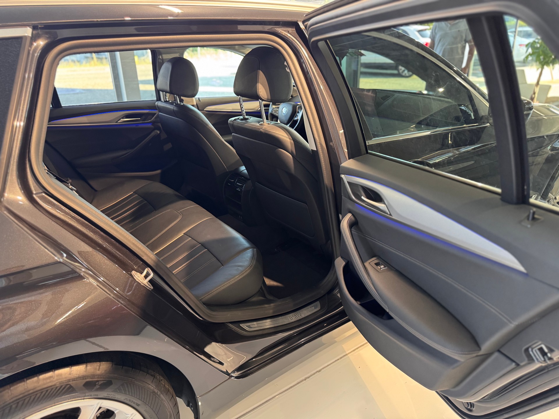 BMW 530i xDrive 48V Touring Steptronic-image-16