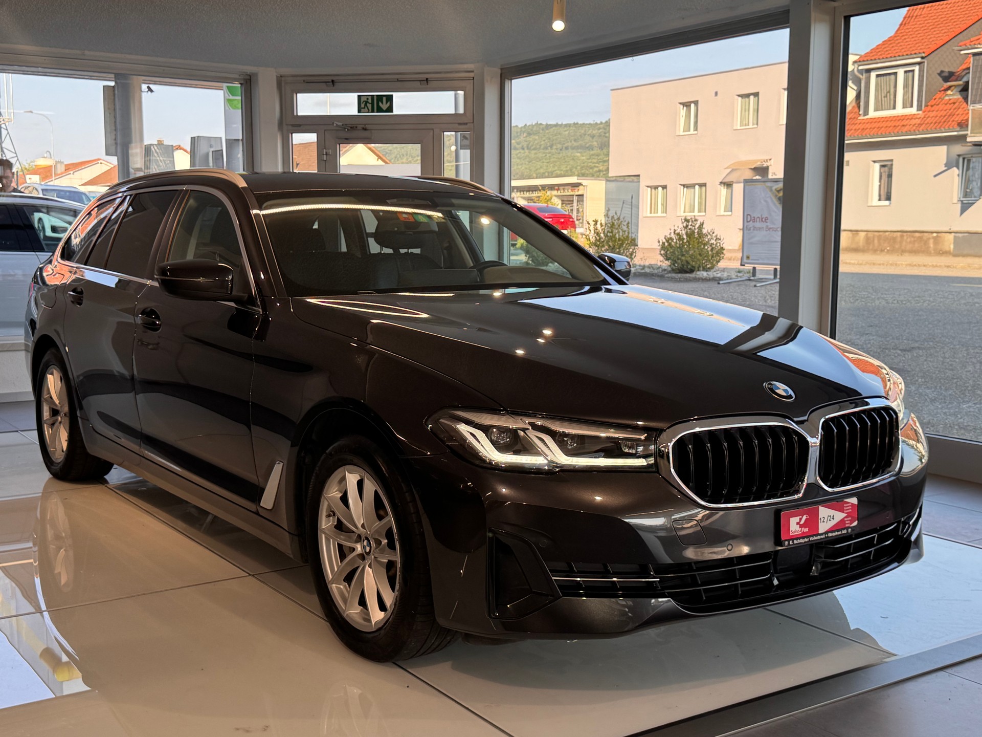 BMW 530i xDrive 48V Touring Steptronic-showroom-element-3