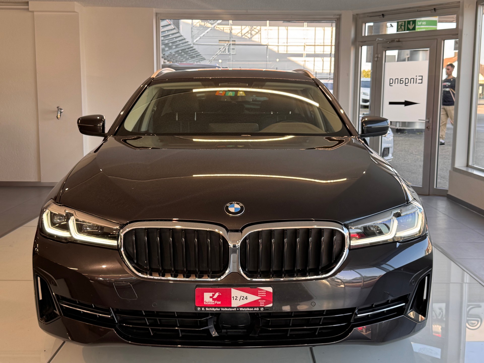 BMW 530i xDrive 48V Touring Steptronic-showroom-element-2