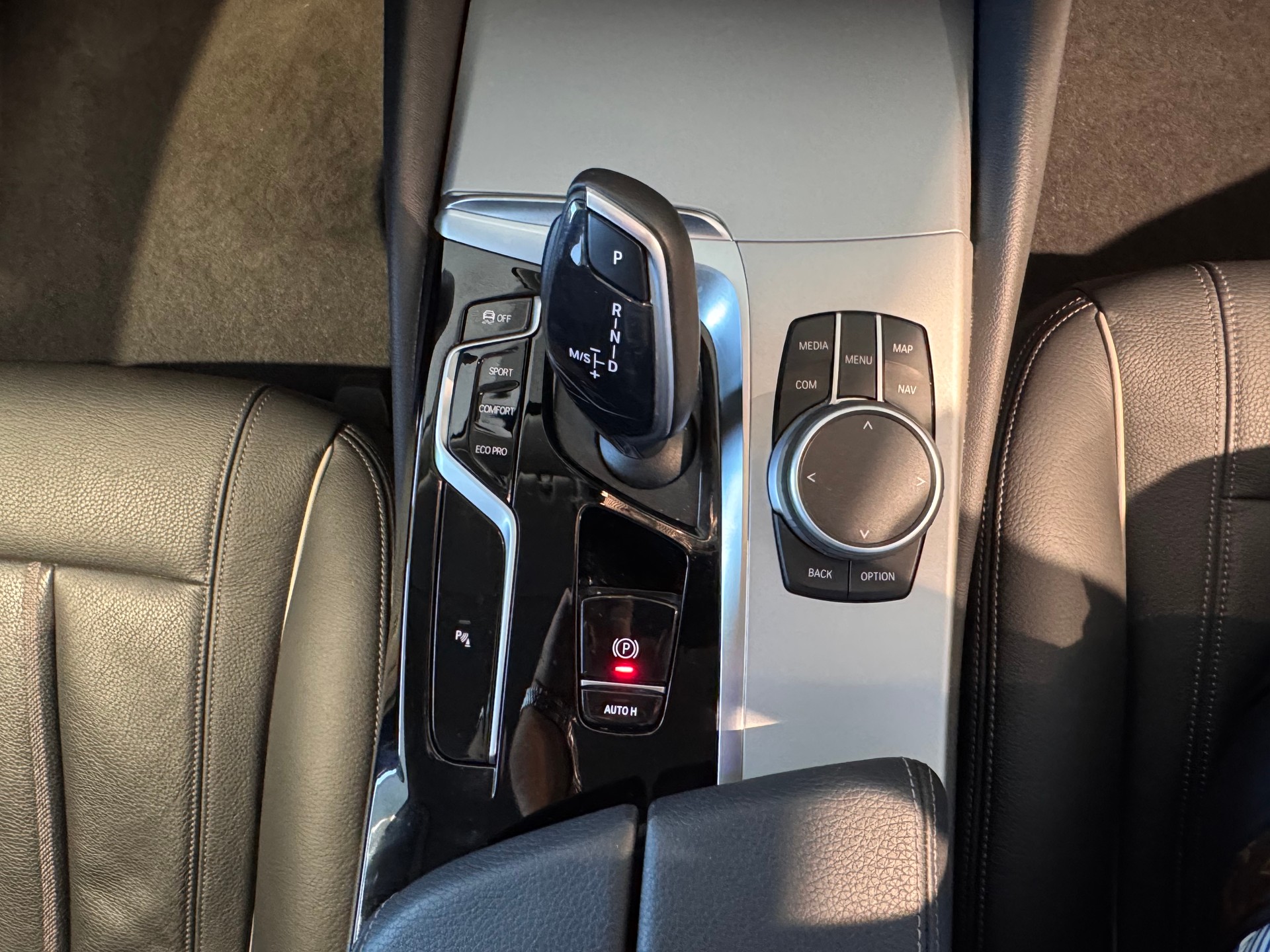 BMW 530i xDrive 48V Touring Steptronic-image-24