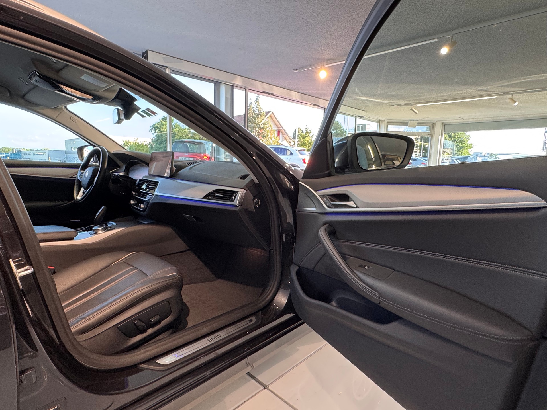 BMW 530i xDrive 48V Touring Steptronic-image-18