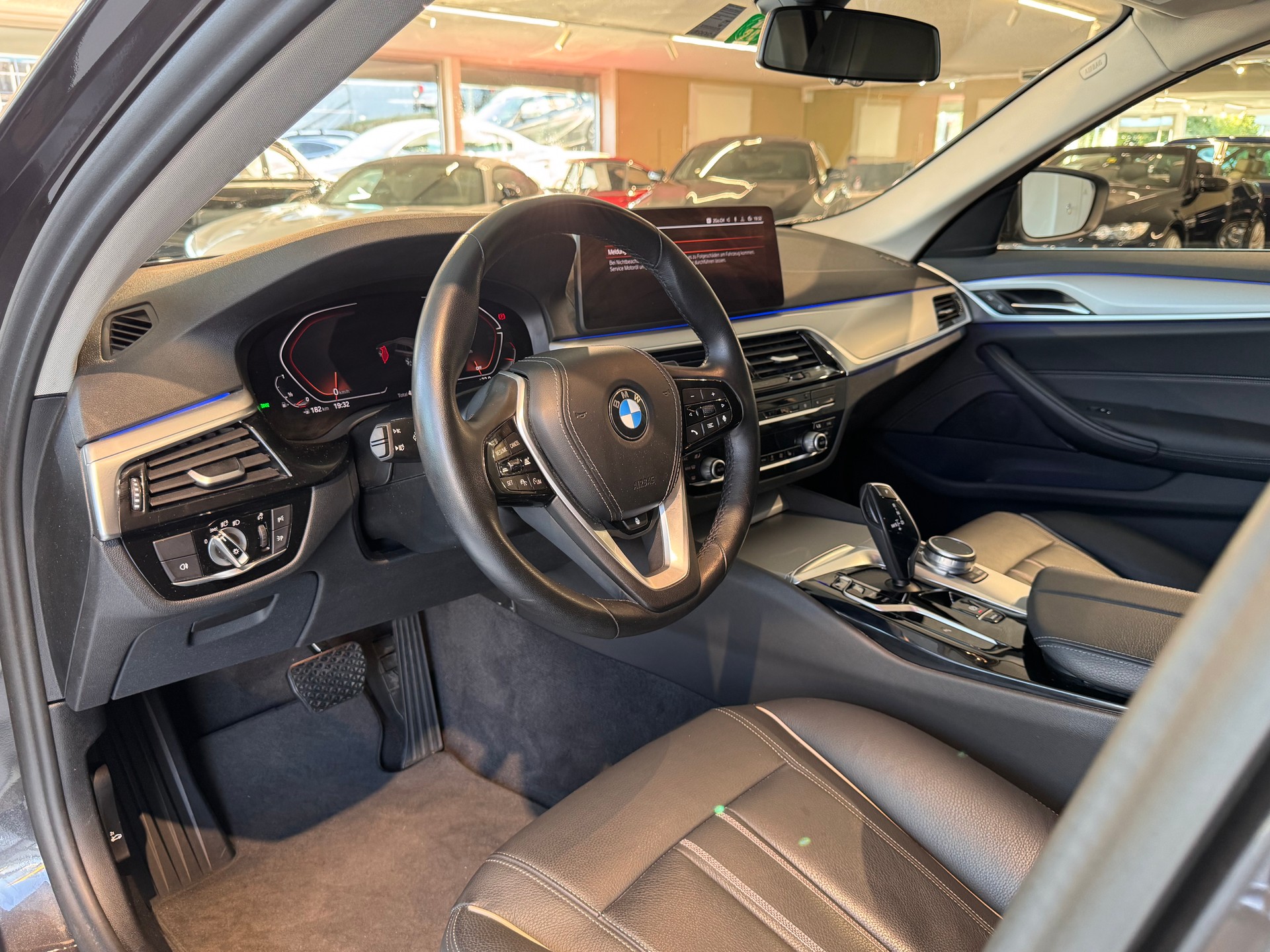 BMW 530i xDrive 48V Touring Steptronic-image-12
