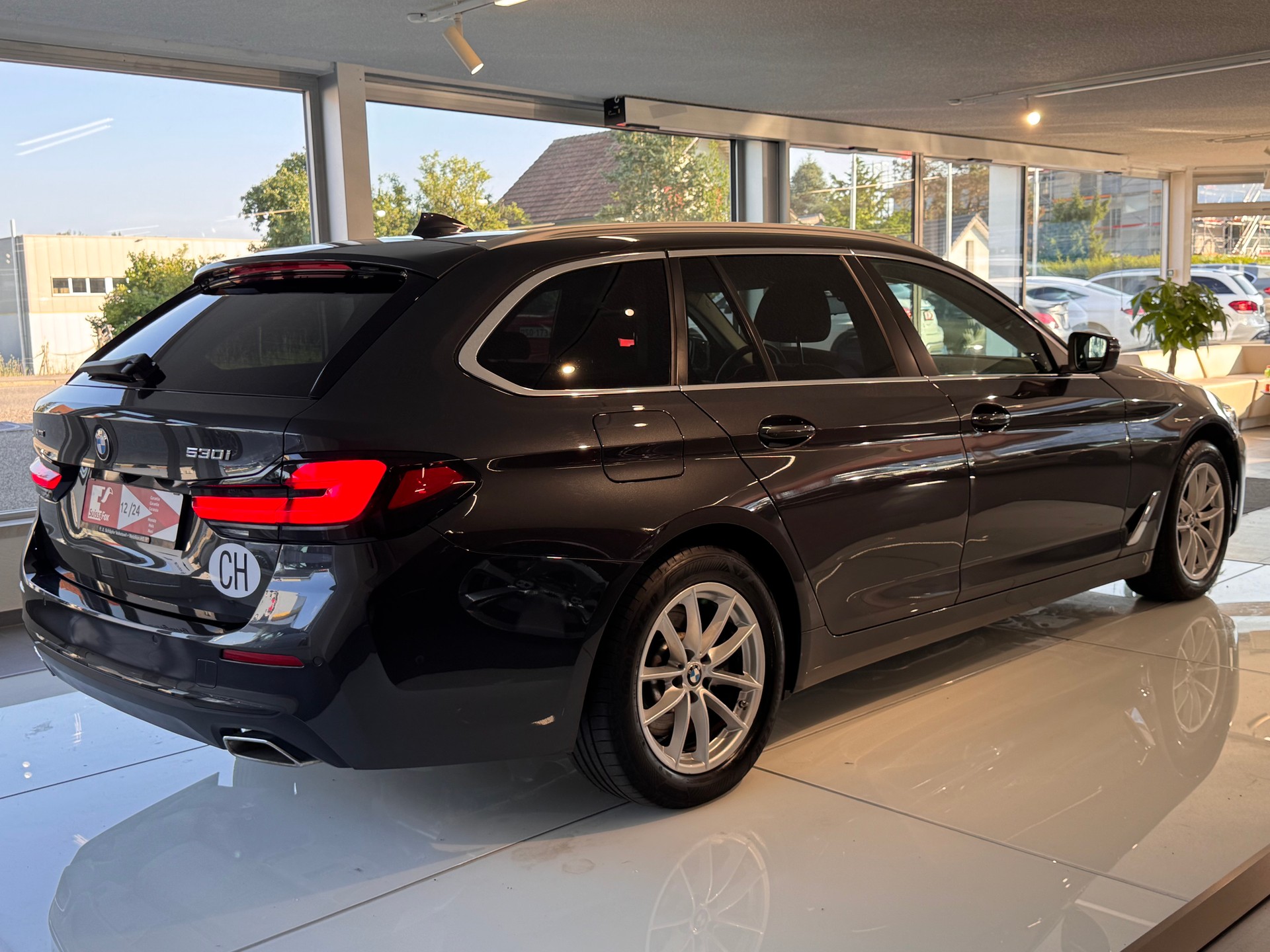 BMW 530i xDrive 48V Touring Steptronic-image-4