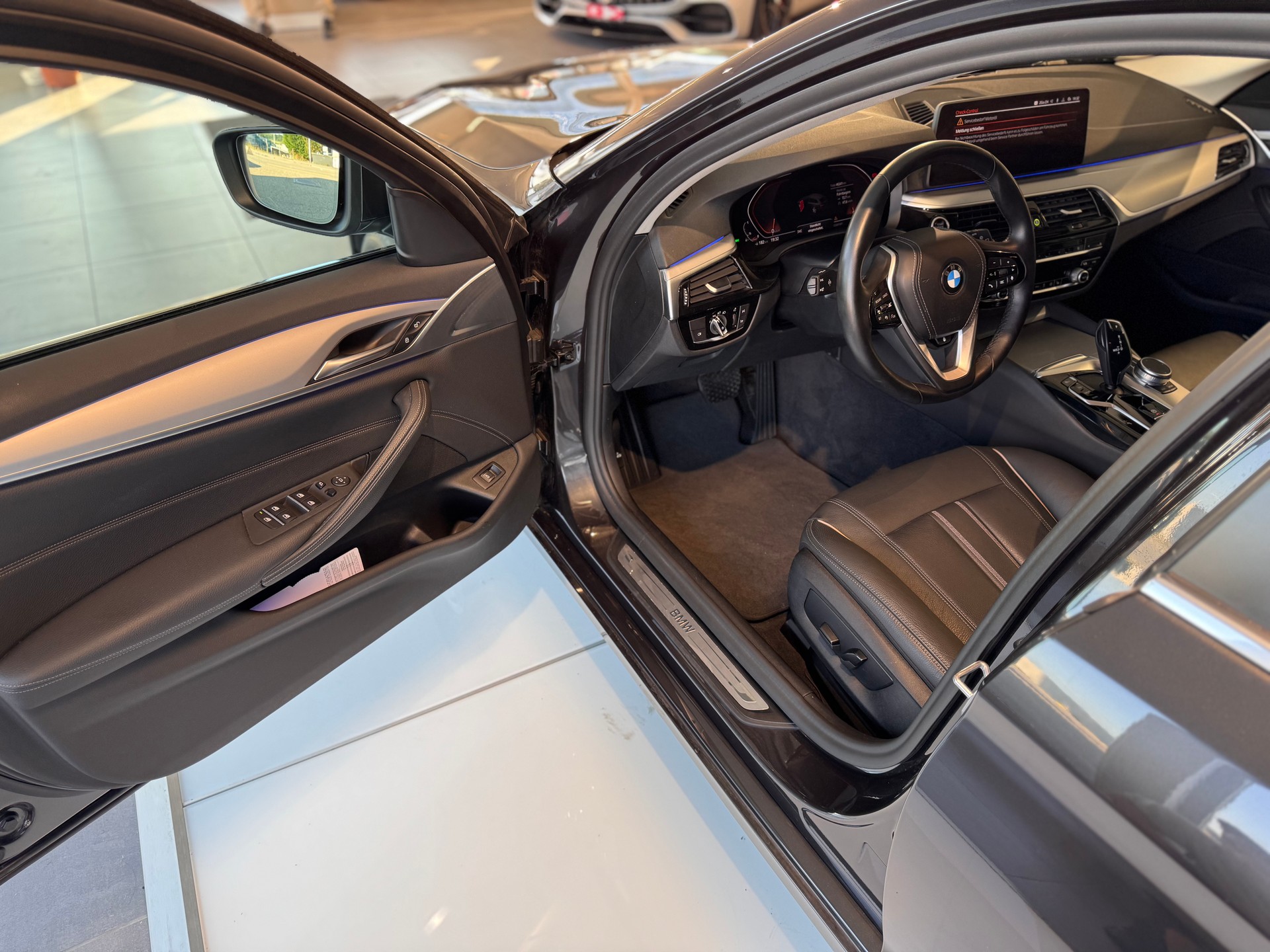 BMW 530i xDrive 48V Touring Steptronic-image-11