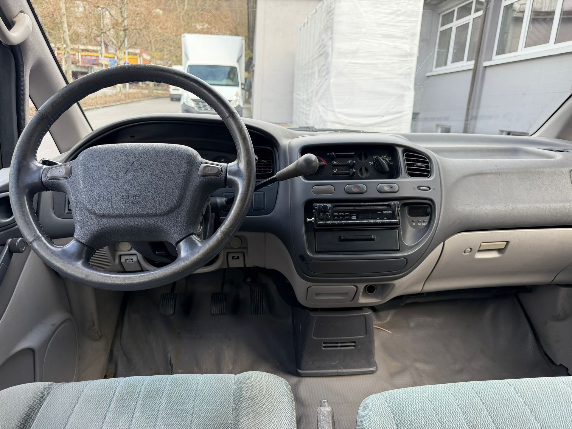 MITSUBISHI L 400-image-11