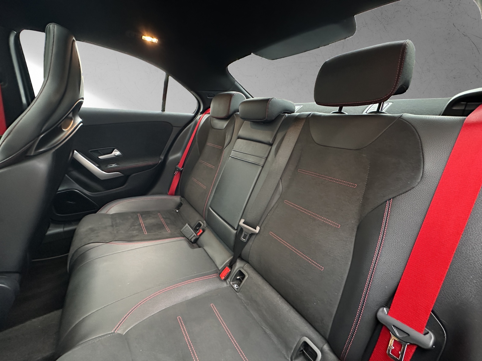 MERCEDES-BENZ A 35 AMG 4Matic Speedshift-image-12