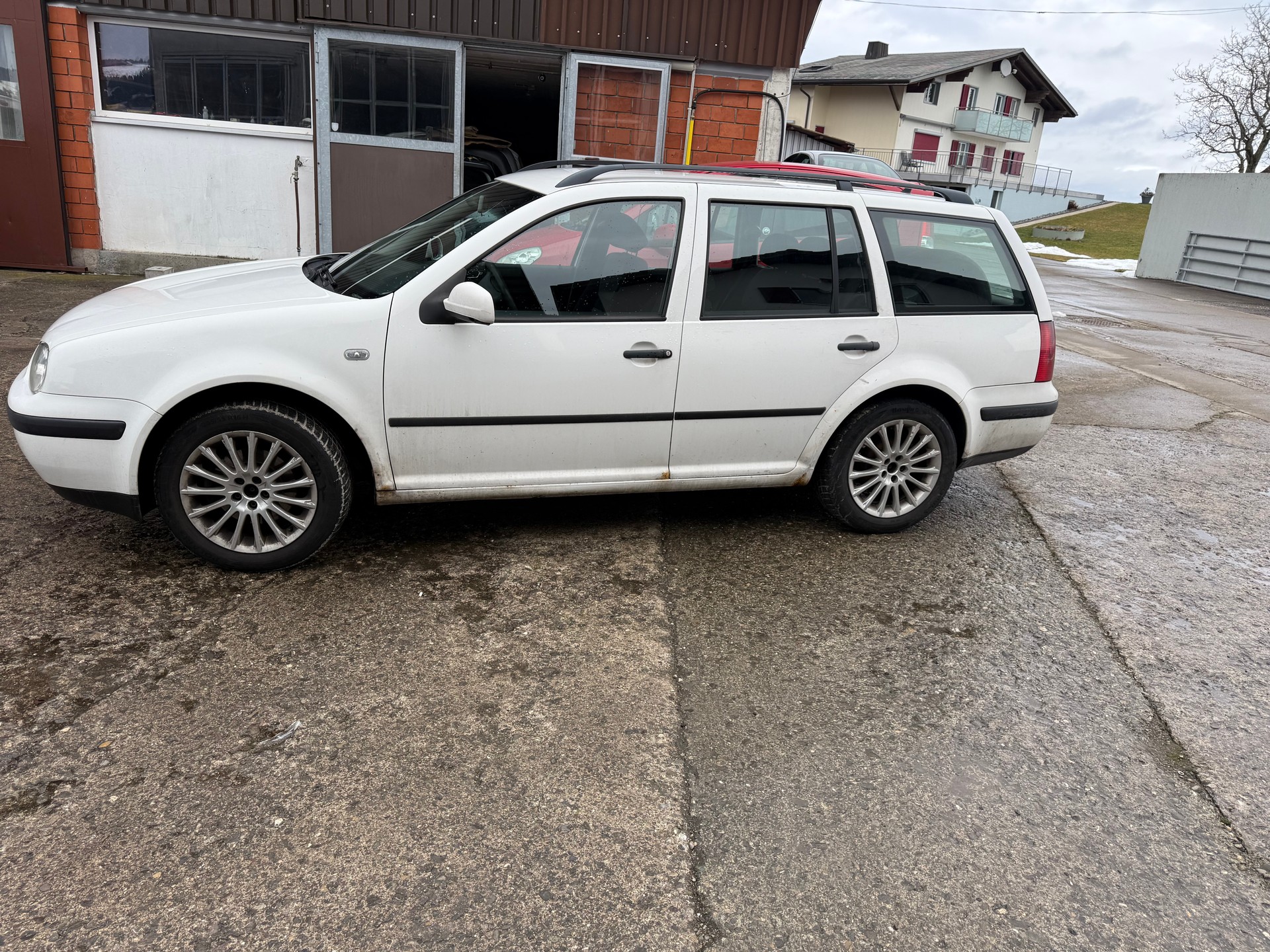 VW Golf Variant 1.9 TDI PD Comfortline 4Motion-image-4