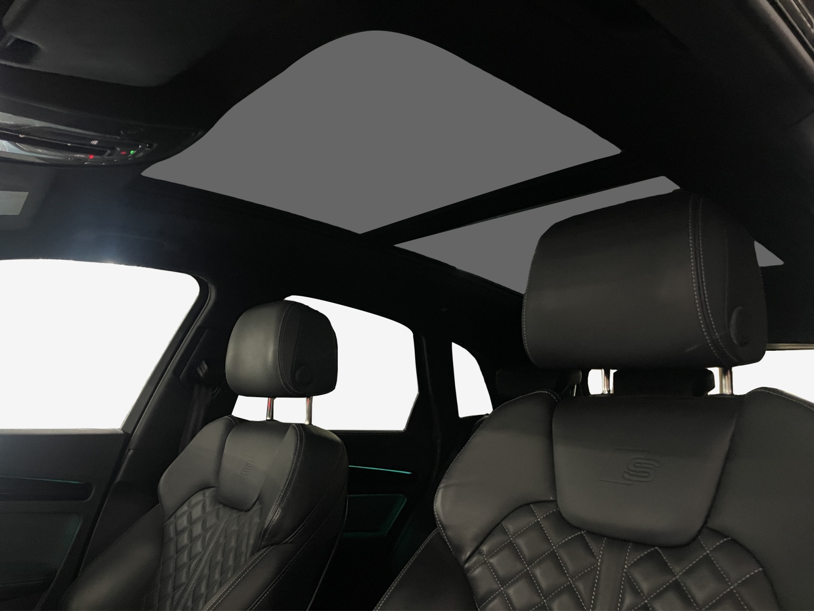 AUDI Q5 40 TDI Black Edition quattro S-tronic-image-13