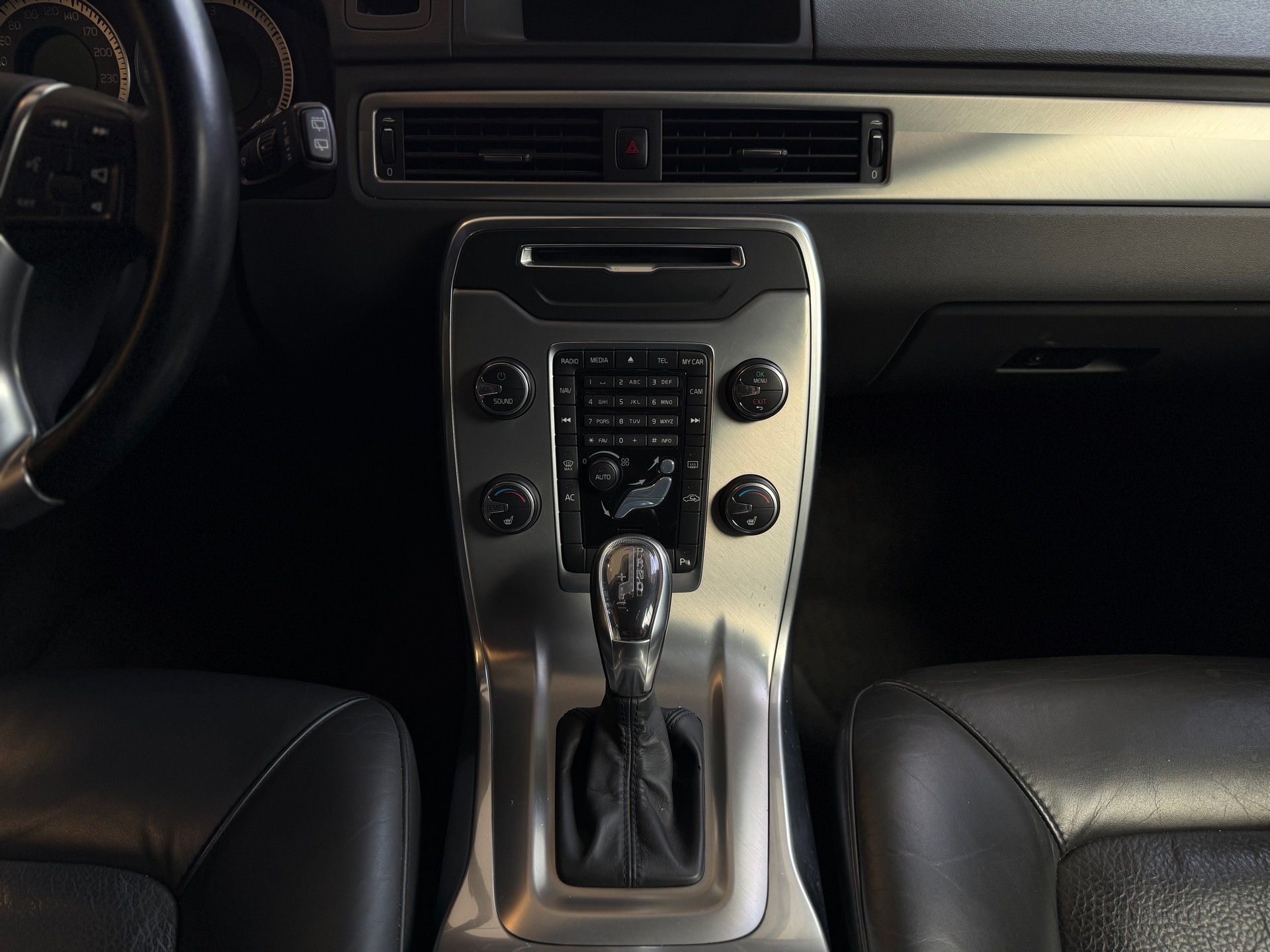 VOLVO V70 D4 AWD Husky Edition Geartronic-image-14