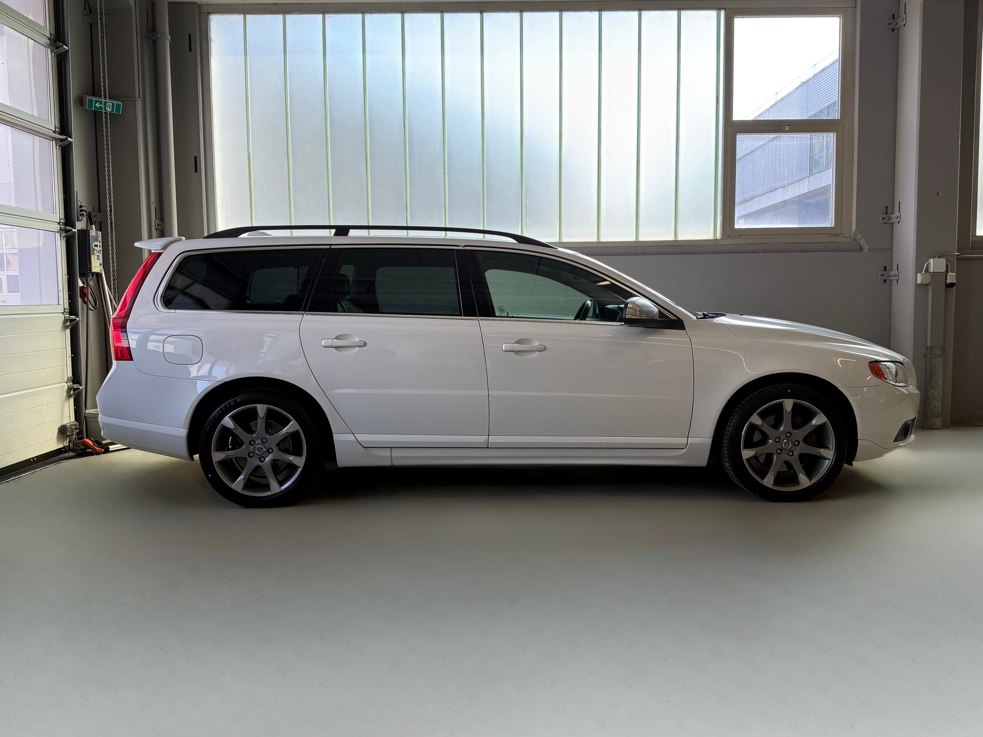 VOLVO V70 D4 AWD Husky Edition Geartronic-image-3