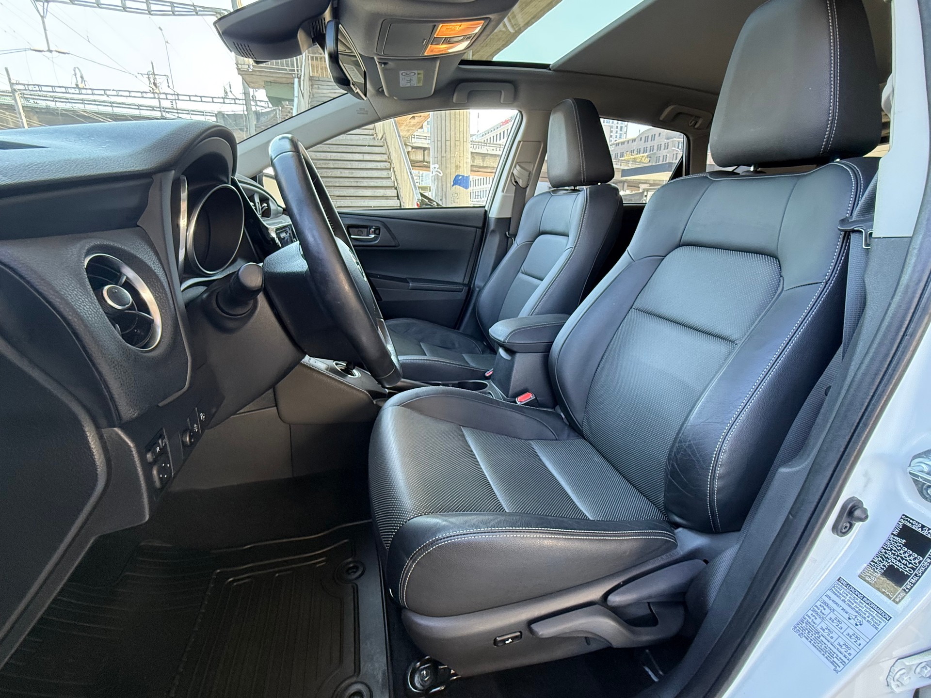 TOYOTA Auris 1.8 HSD Premium e-CVT-image-11