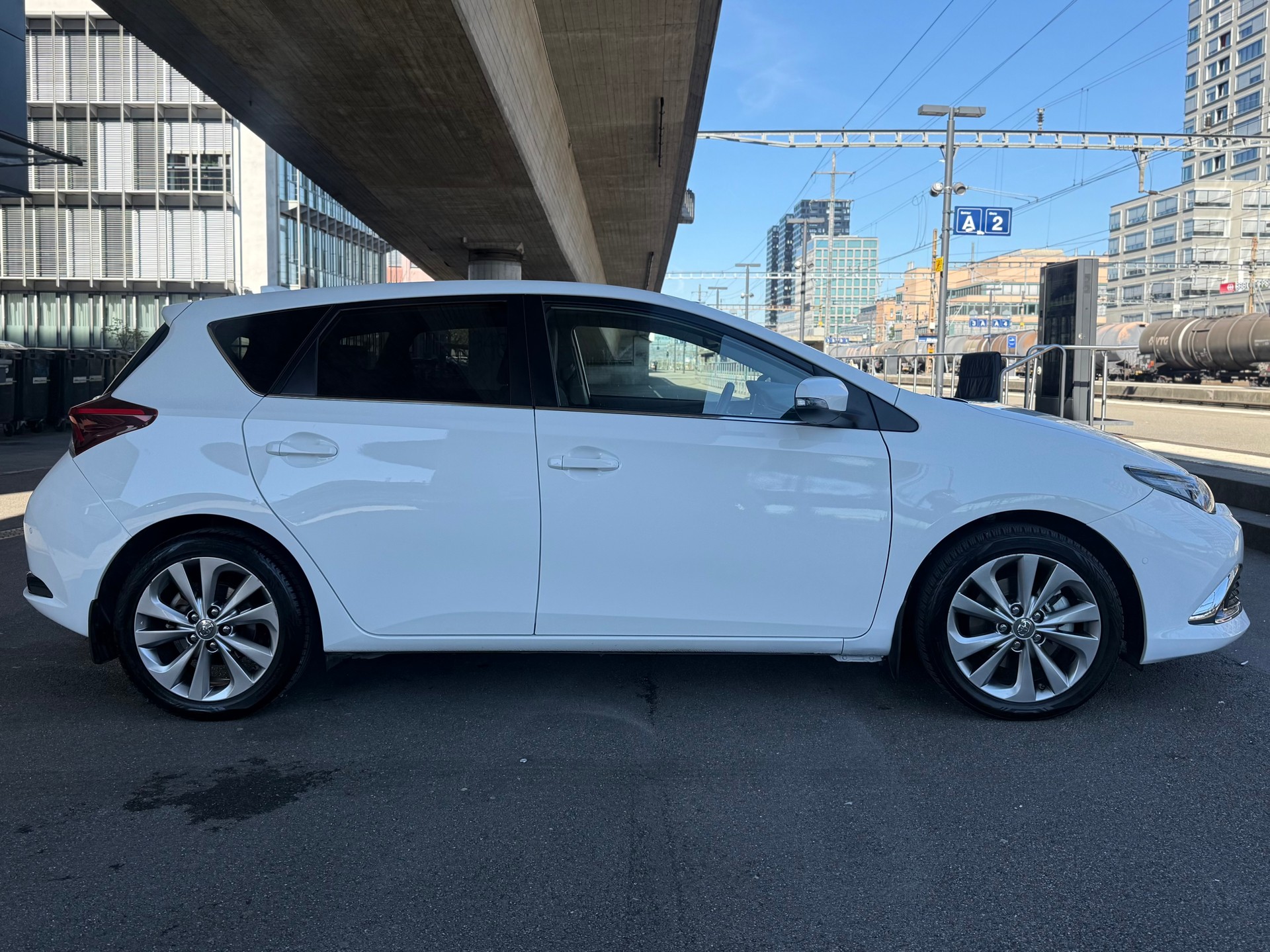 TOYOTA Auris 1.8 HSD Premium e-CVT-image-3