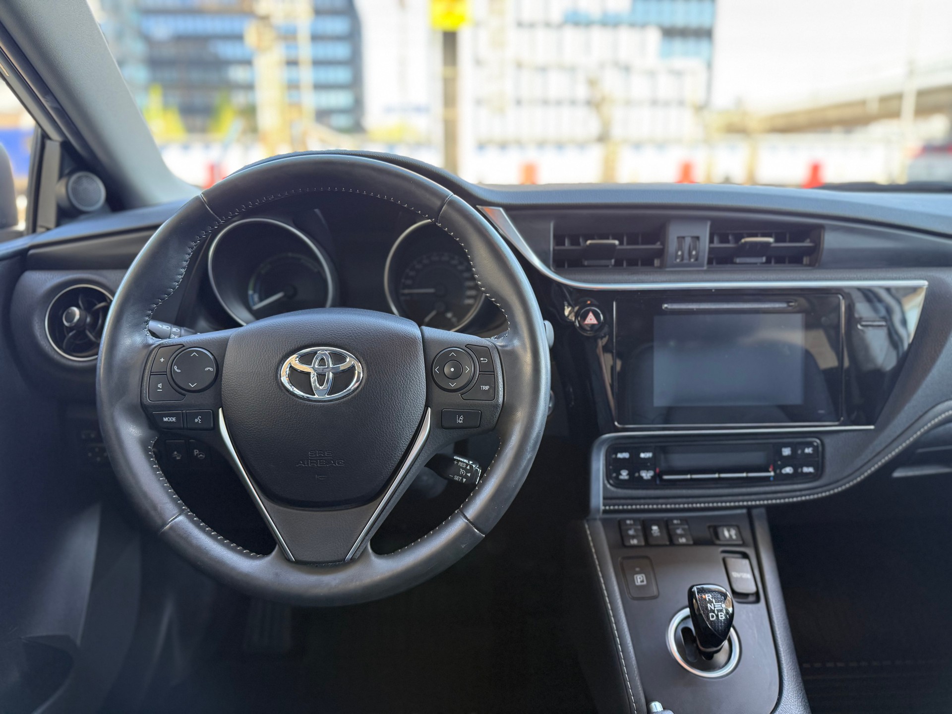TOYOTA Auris 1.8 HSD Premium e-CVT-image-10