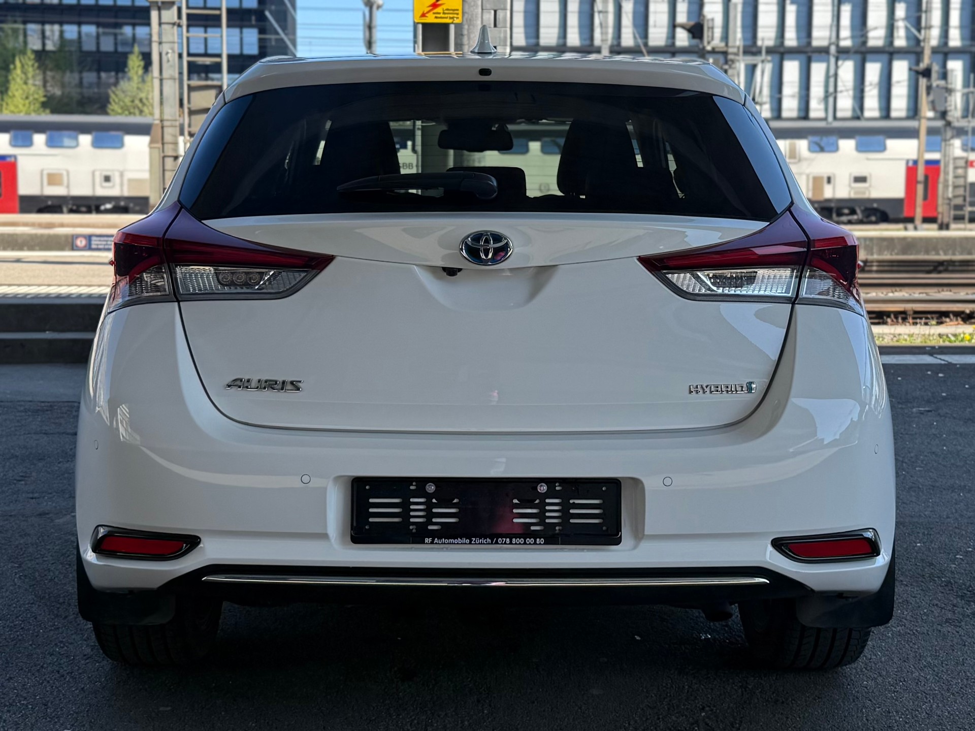 TOYOTA Auris 1.8 HSD Premium e-CVT-image-6