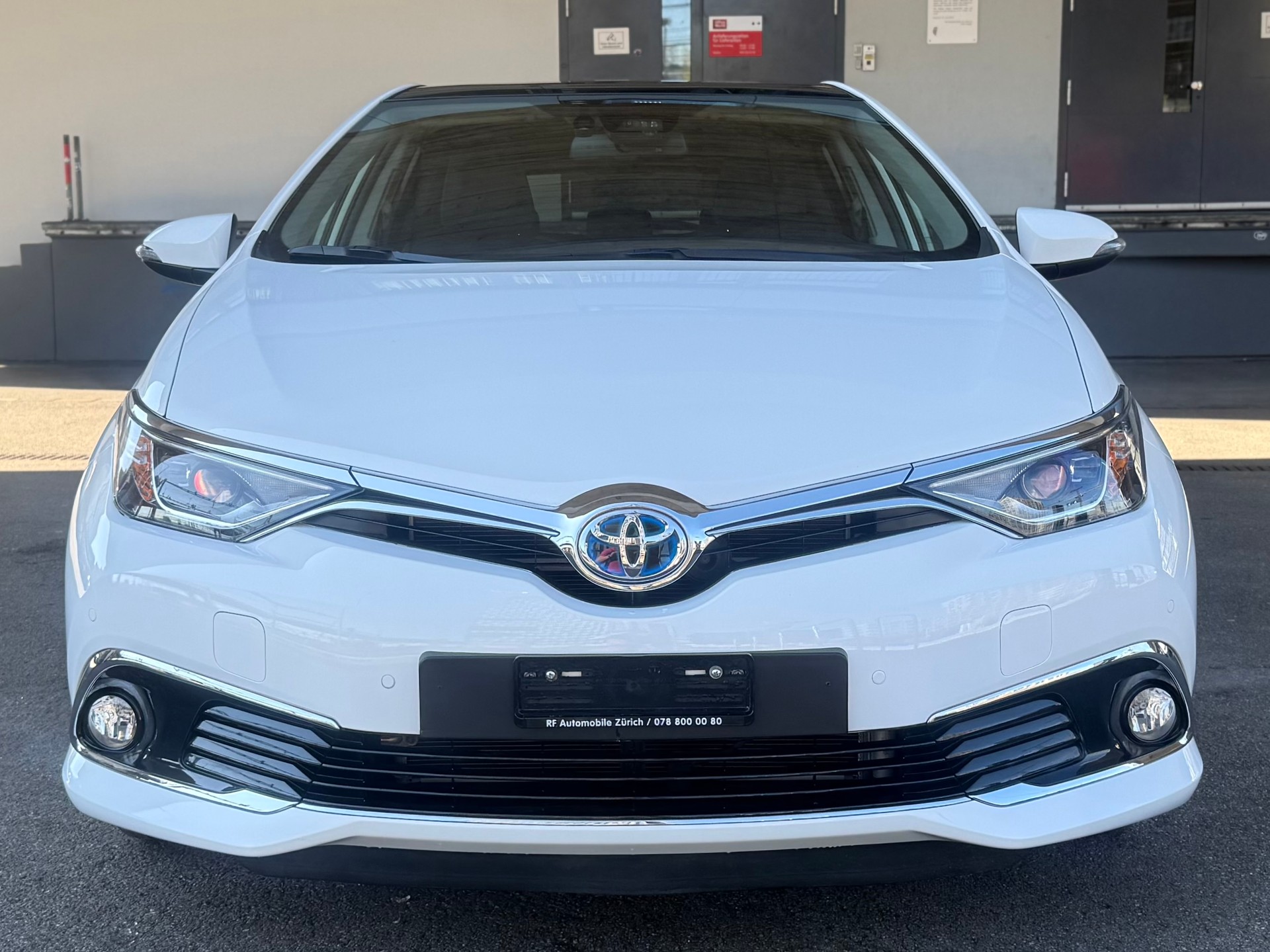 TOYOTA Auris 1.8 HSD Premium e-CVT-image-1