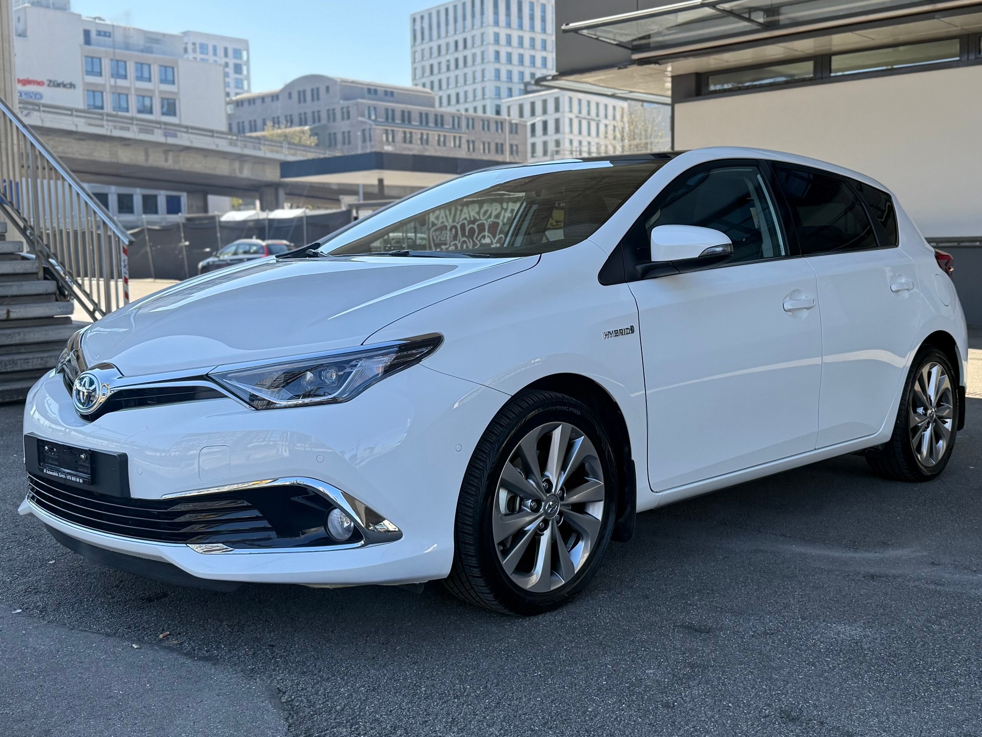 TOYOTA Auris 1.8 HSD Premium e-CVT-image-2