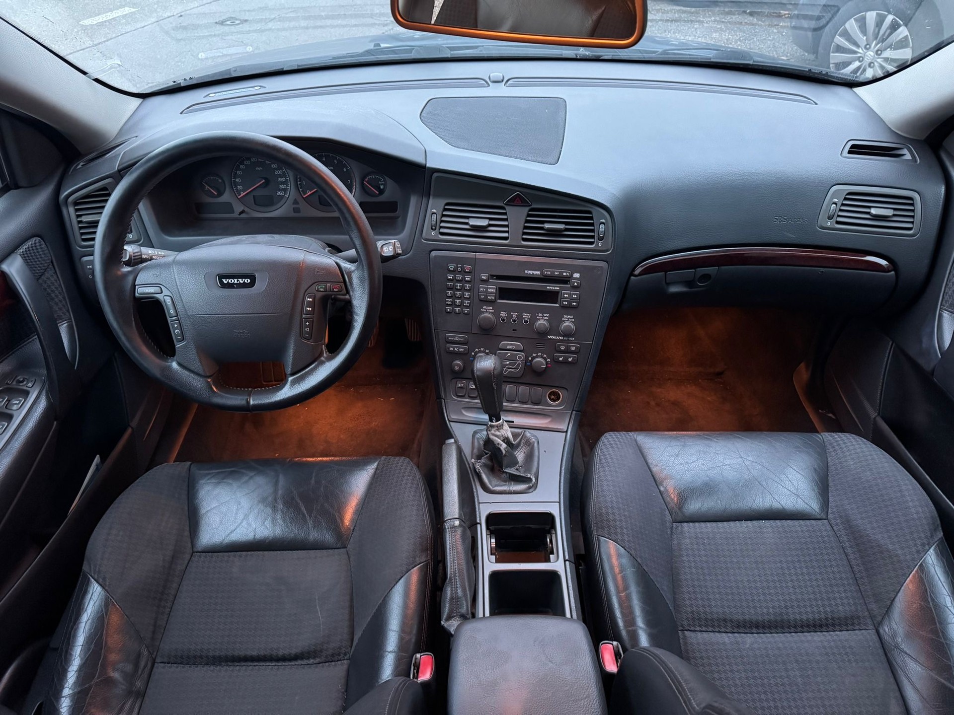 VOLVO V70 T5-image-11