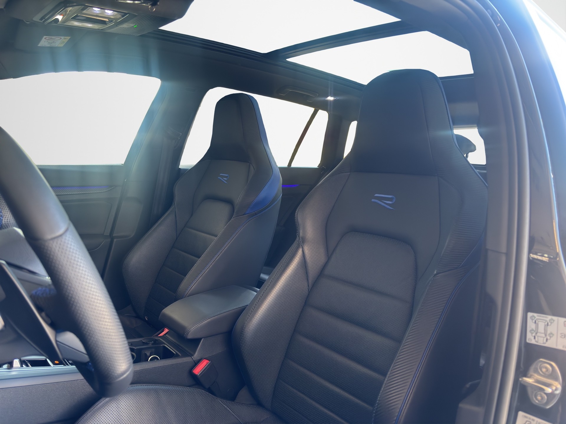 VW Golf VIII Variant 2.0 TSI R DSG 4motion-image-5