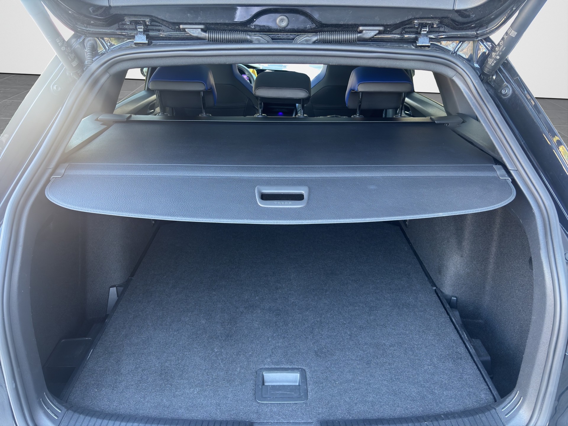 VW Golf VIII Variant 2.0 TSI R DSG 4motion-image-11