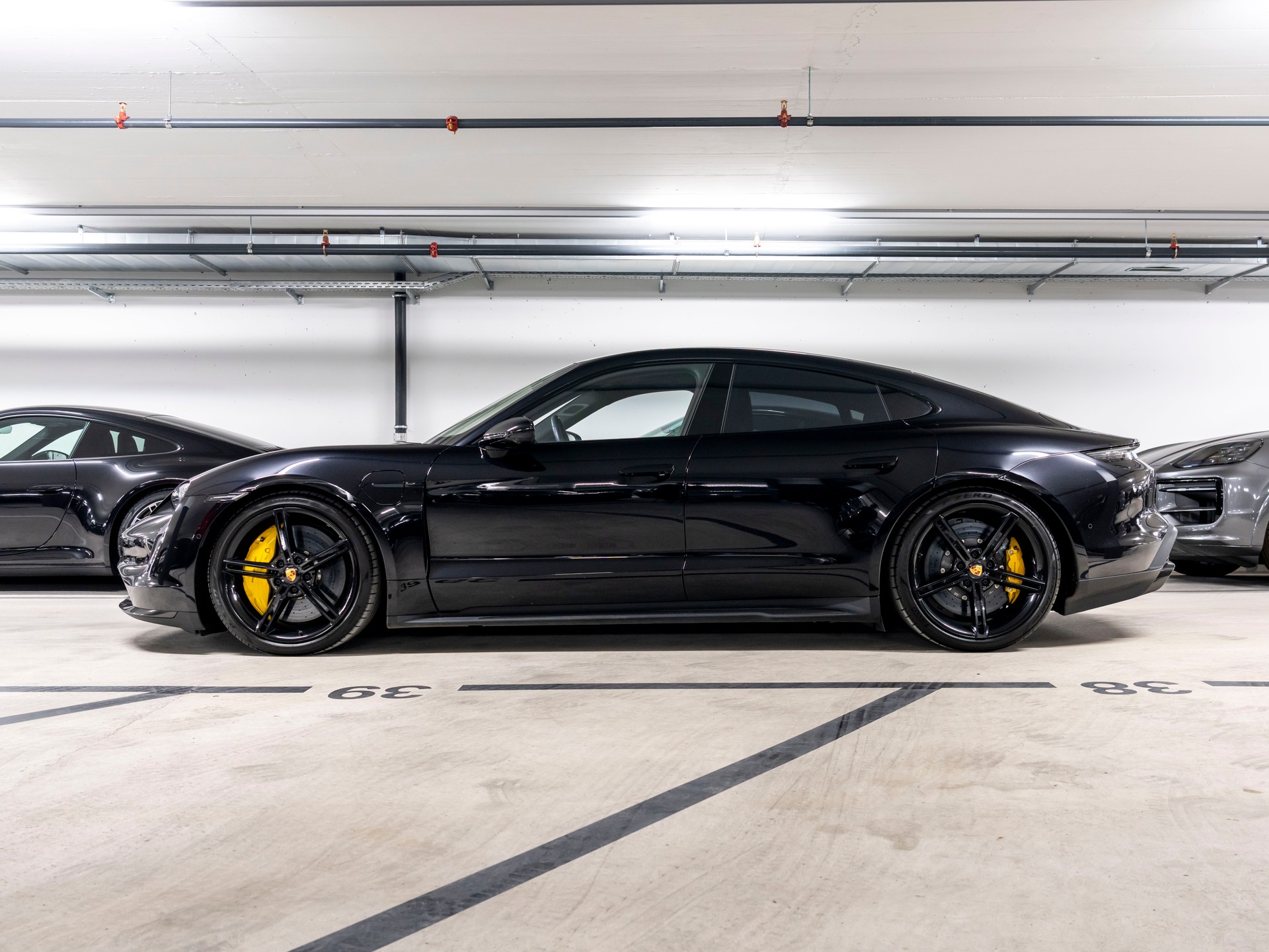 PORSCHE Taycan Turbo S-showroom-element-1