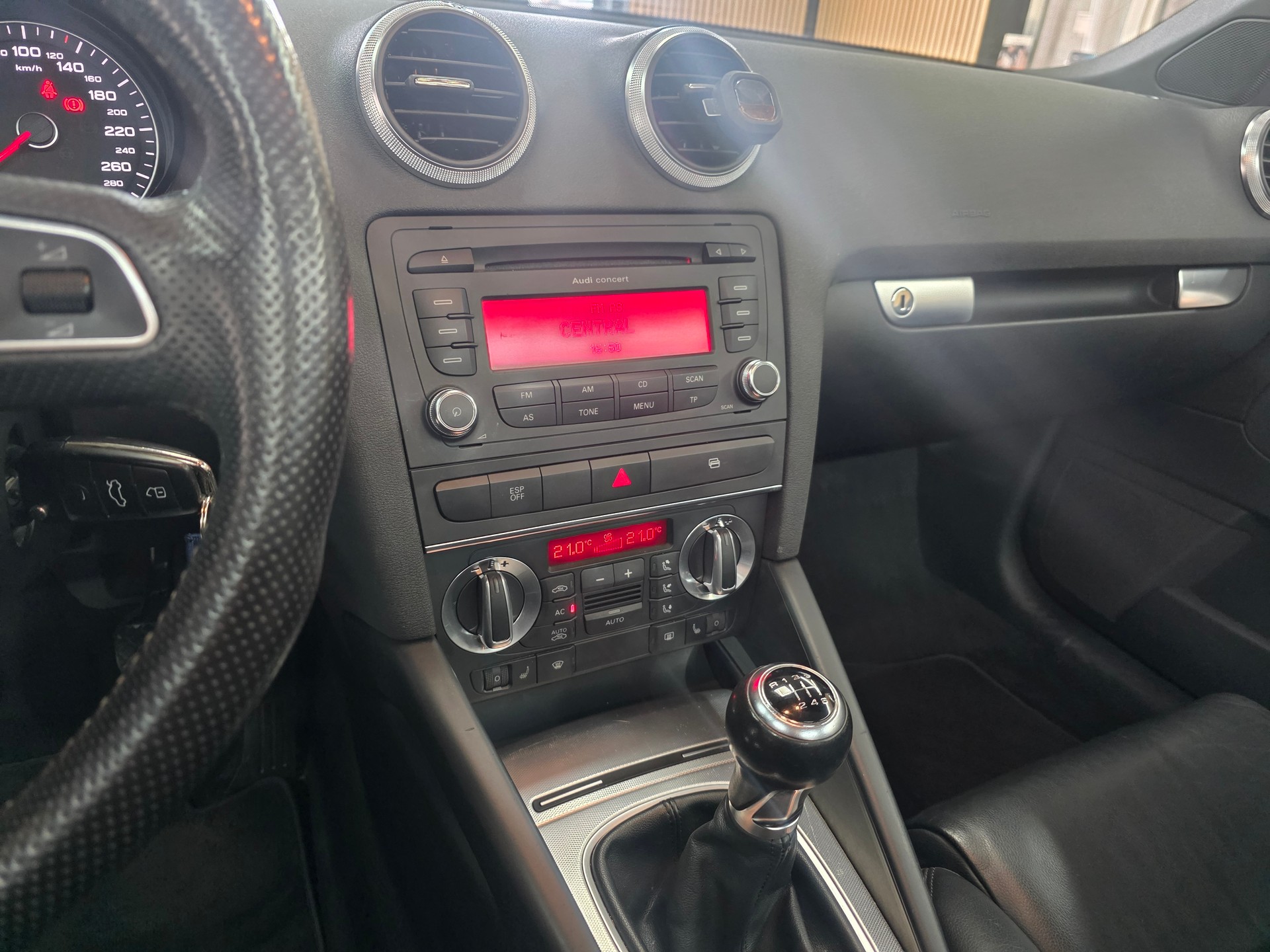 AUDI A3 Cabriolet 1.8 TFSI Ambition-image-14