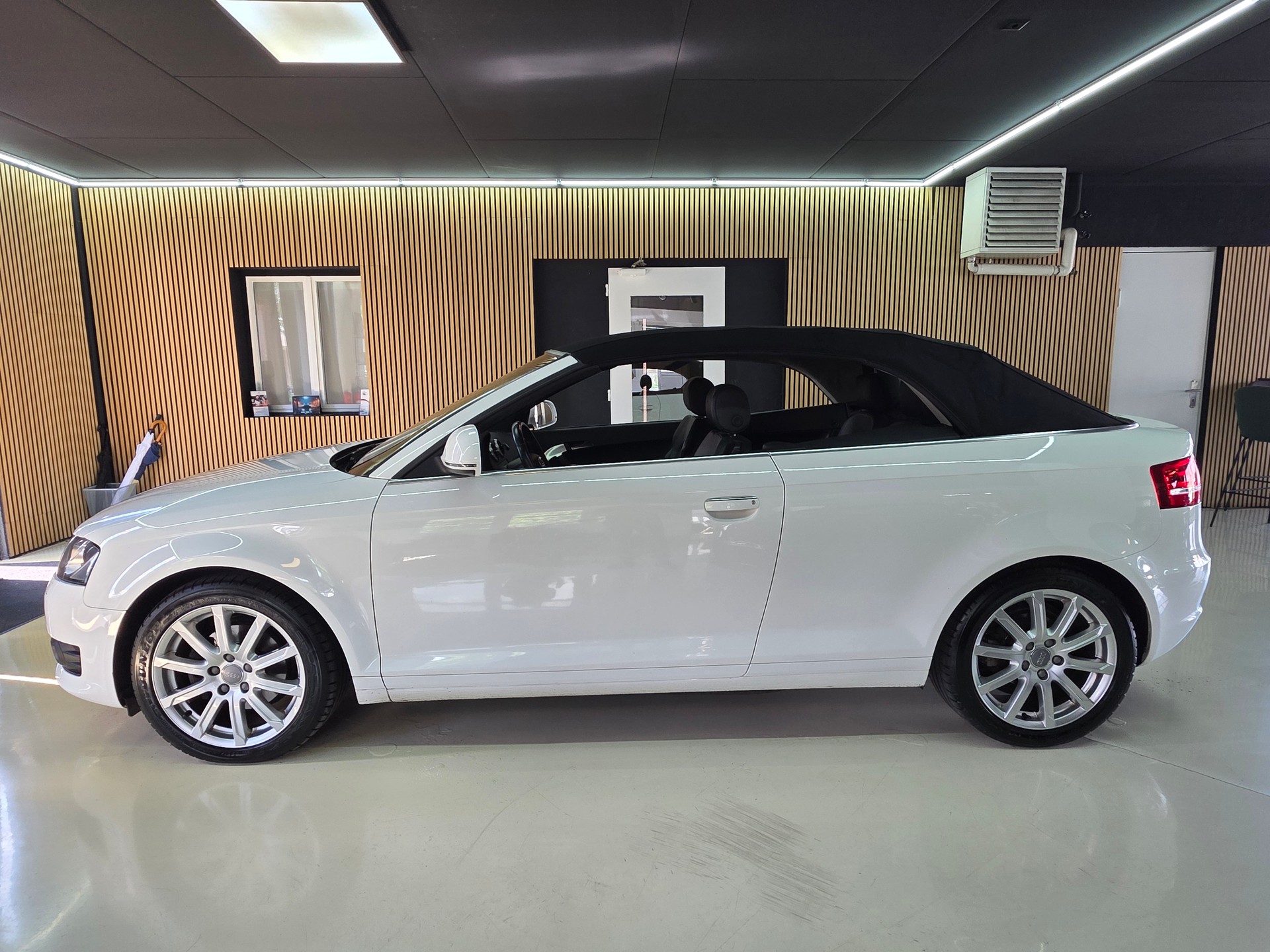 AUDI A3 Cabriolet 1.8 TFSI Ambition-image-7