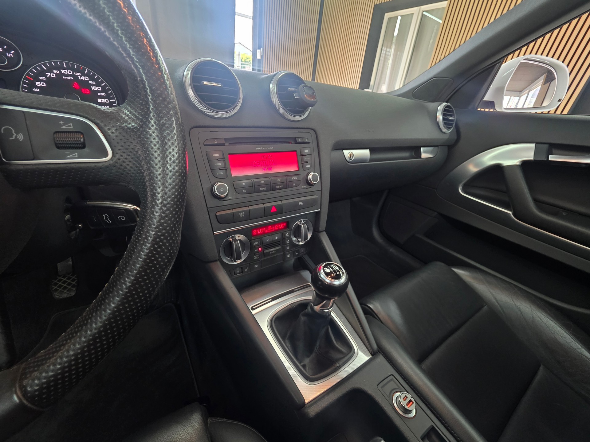 AUDI A3 Cabriolet 1.8 TFSI Ambition-image-13