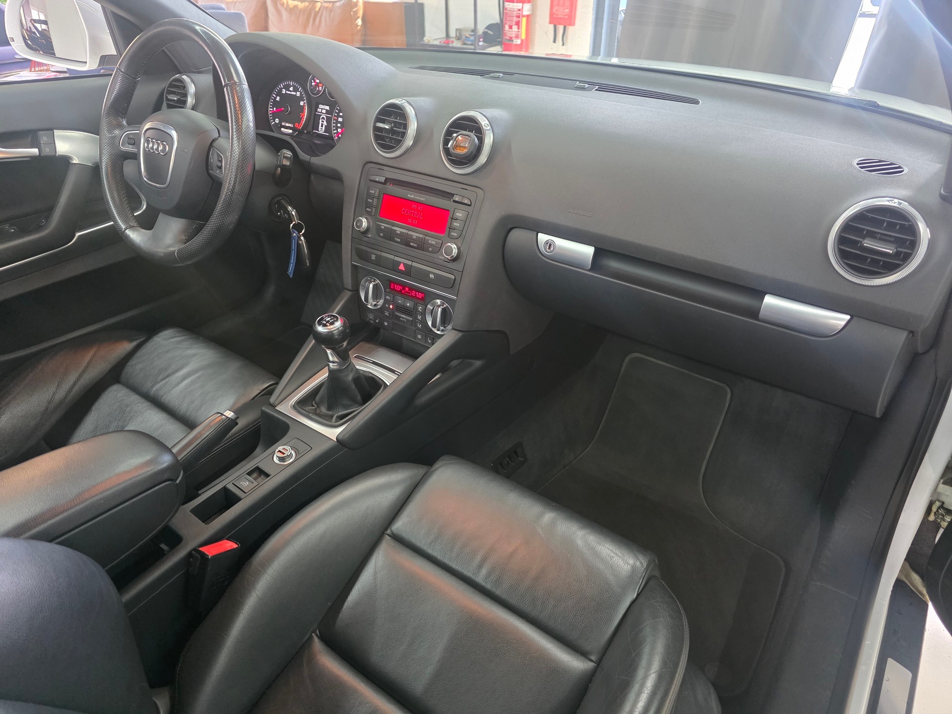 AUDI A3 Cabriolet 1.8 TFSI Ambition-image-12