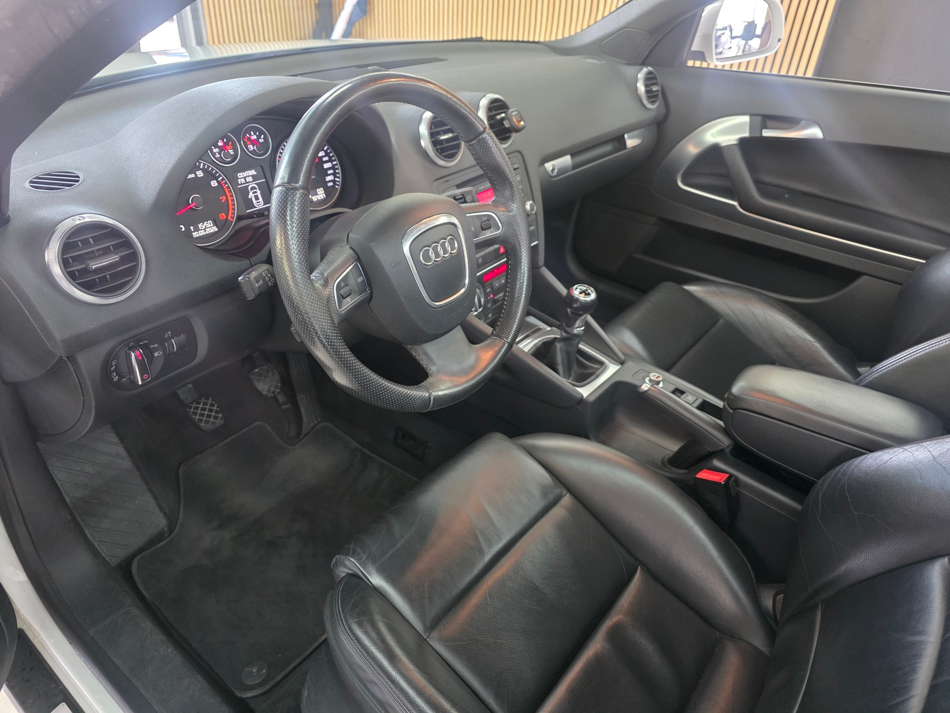 AUDI A3 Cabriolet 1.8 TFSI Ambition-image-11