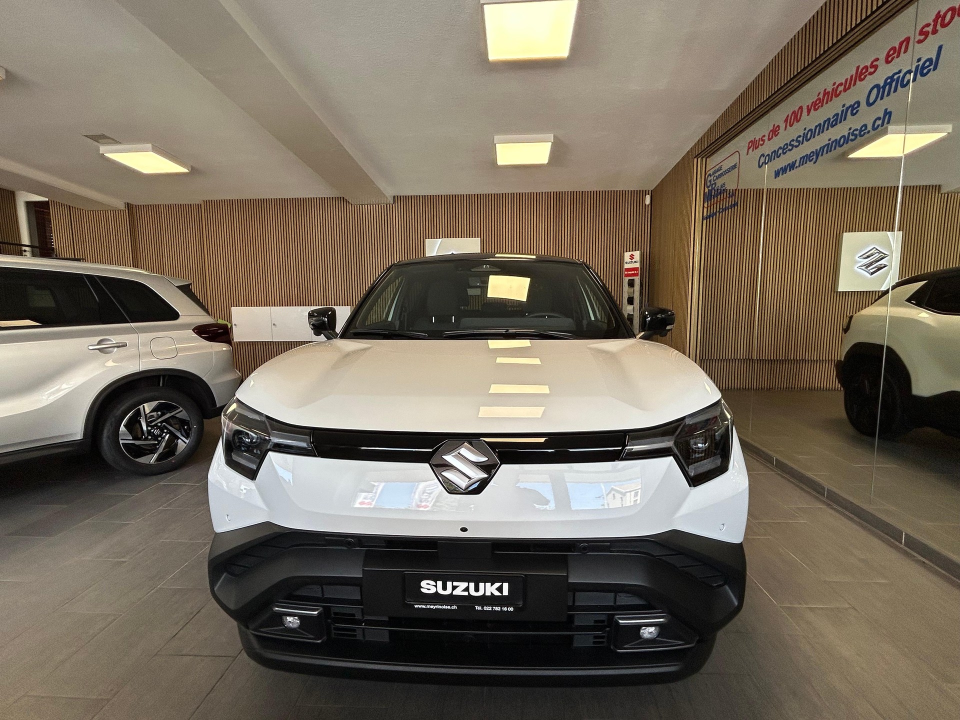 SUZUKI e Vitara Sakura Top 4x4-showroom-element-2