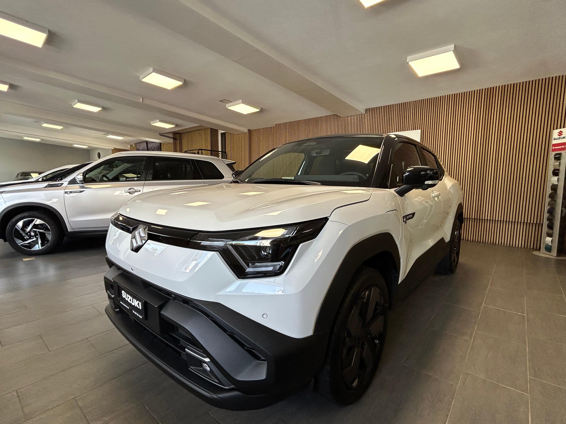 SUZUKI e Vitara Sakura Top 4x4-showroom-element-3