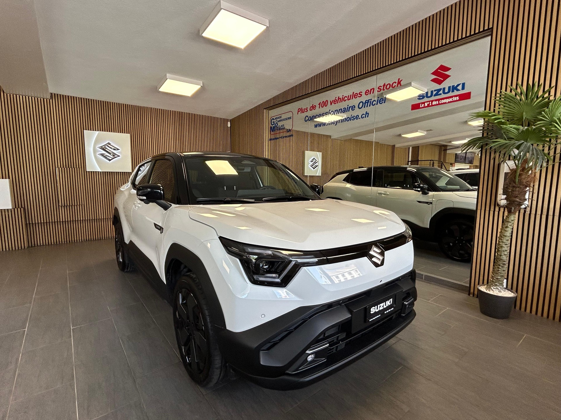SUZUKI e Vitara Sakura Top 4x4-showroom-element-1