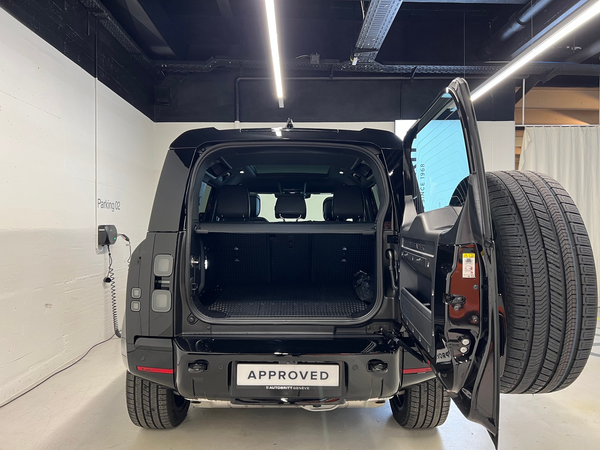 LAND ROVER Defender 110 2.0 P300e X-Dynamic HSE-image-11