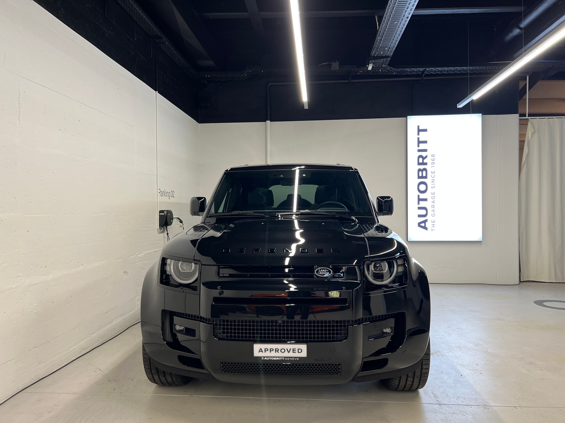 LAND ROVER Defender 110 2.0 P300e X-Dynamic HSE-image-9